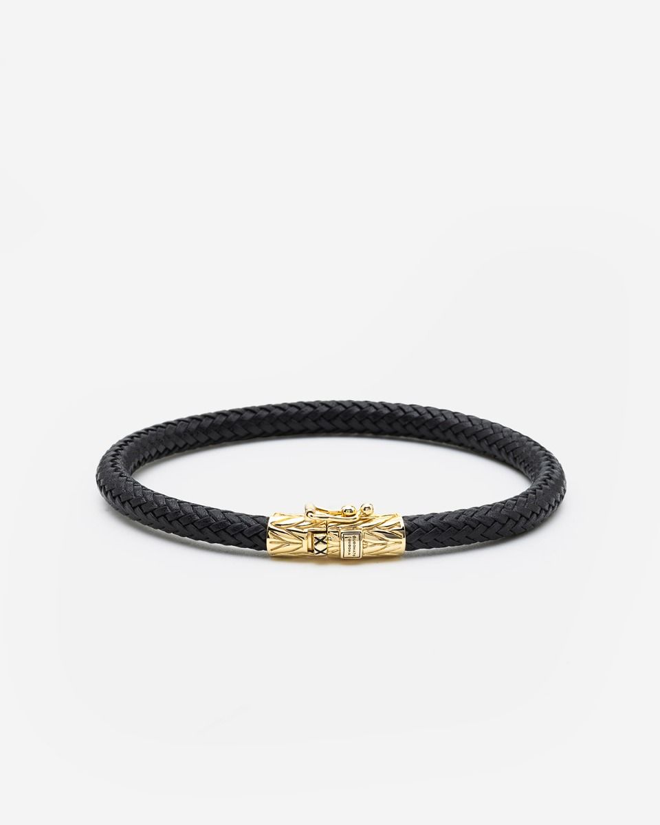De 149BL GV E - Leather Bracelet Ellen Gold Vermeil Black, modelnummer 001J05149E905, is een elegante armband van 925 sterling zilver met een goudkleurige vergulding. Met een lengte van 190 mm en luxe uitstraling is deze armband perfect voor zowel formele als informele gelegenheden. Draag hem solo voor een minimalistische look of combineer met andere sieraden voor extra flair.