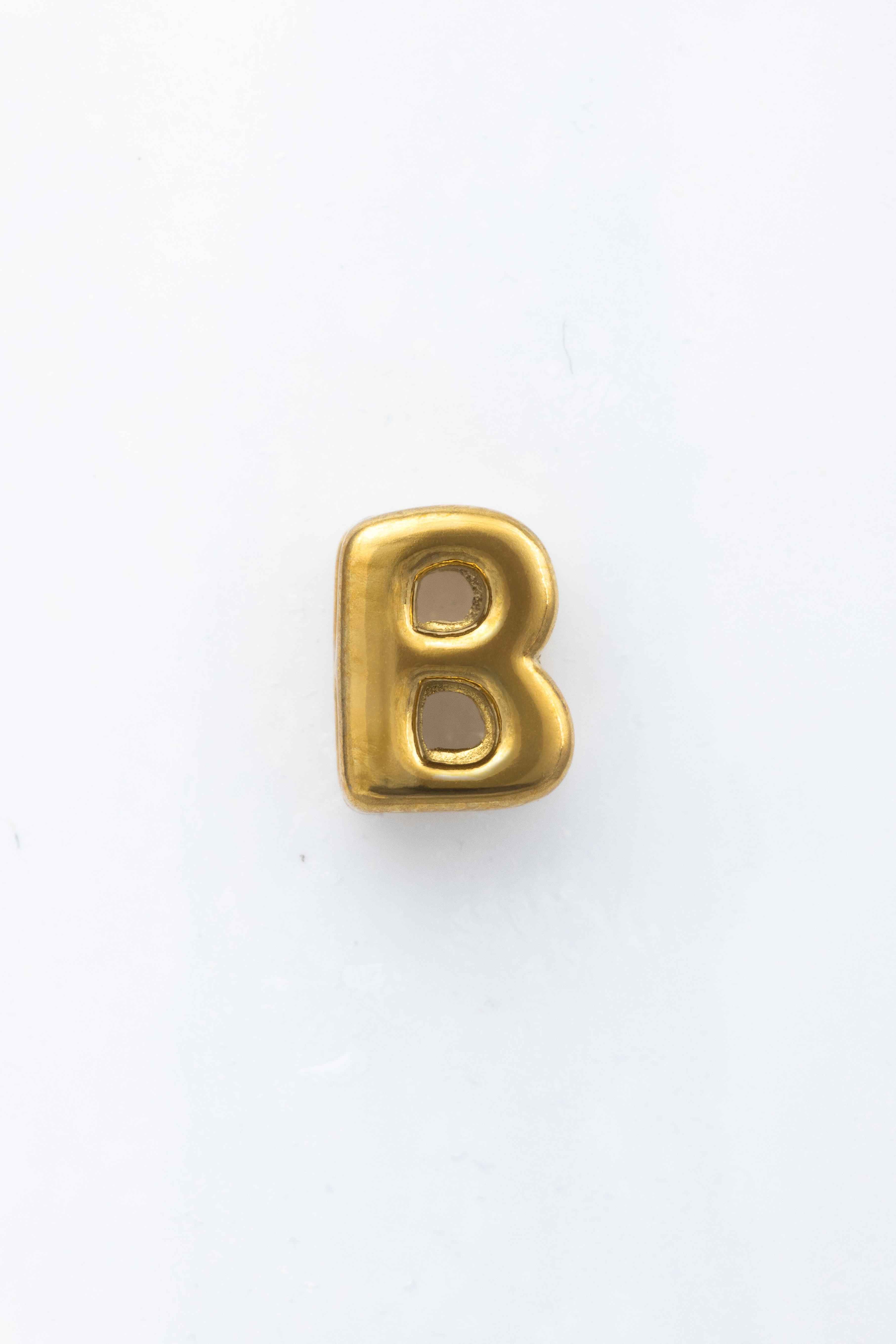 Der CCGOB Blumenkind Buchstabe "B" Anh&auml;nger aus gelbem Edelstahl ist ein stilvolles Schmuckst&uuml;ck der Kategorie JEWEL. Es handelt sich um einen LETTER_PENDANT, der ideal f&uuml;r den t&auml;glichen Gebrauch oder besondere Anl&auml;sse geeignet ist. Tragen Sie es an einer Kette Ihrer Wahl, um einen pers&ouml;nlichen und individuellen Look zu kreieren. Perfekt f&uuml;r jeden Anlass!