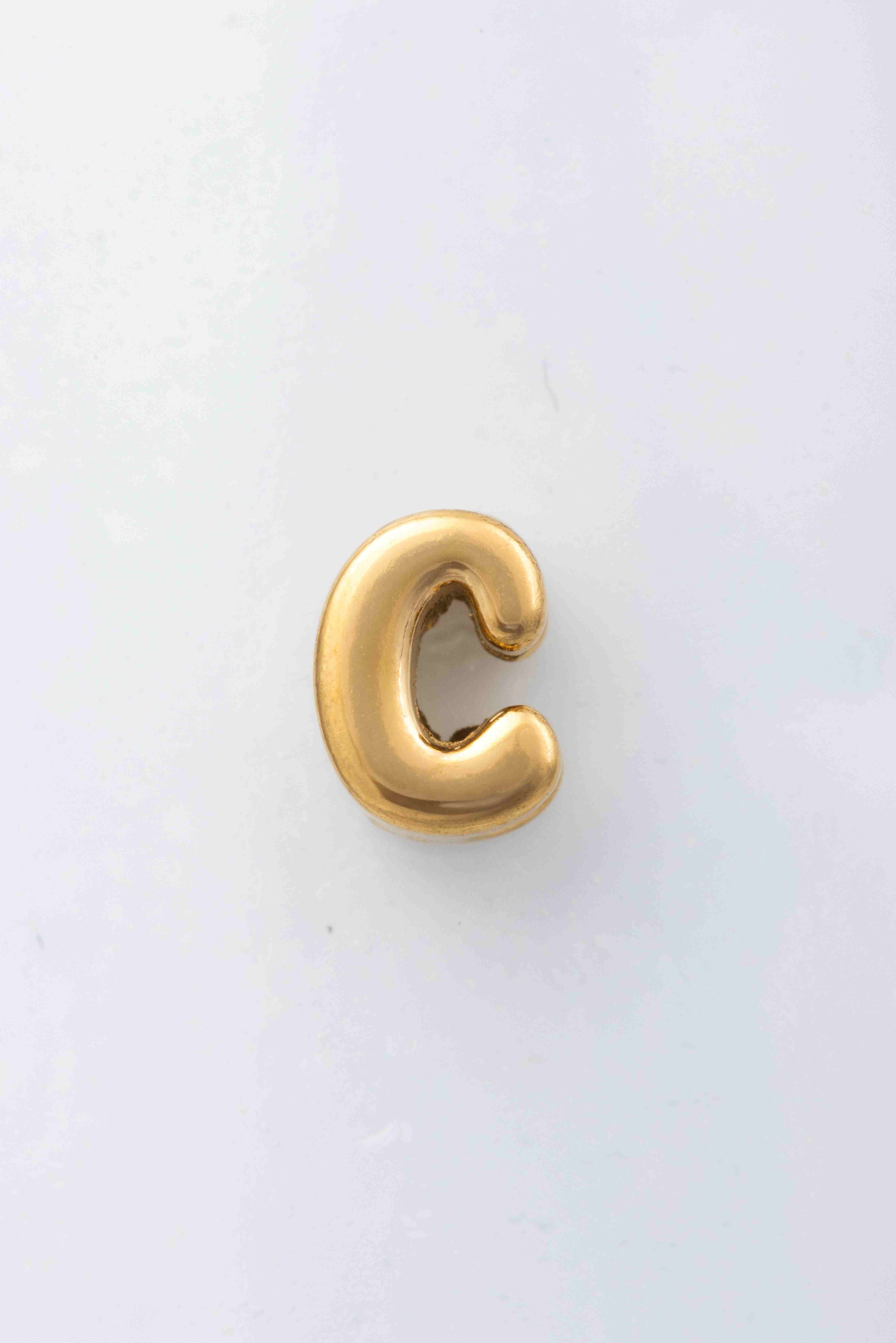 Das Produkt CCGOC, Blumenkind Buchstabe "C" Anh&auml;nger aus gelbem Edelstahl, geh&ouml;rt zur Kategorie Schmuck und ist ein Anh&auml;nger des Typs Buchstaben-Anh&auml;nger. Hergestellt aus Edelstahl, eignet er sich perfekt als stilvolles Accessoire. Tragen Sie ihn an einer Kette Ihrer Wahl, um Ihrem Outfit eine pers&ouml;nliche Note zu verleihen. Ideal f&uuml;r den t&auml;glichen Gebrauch oder besondere Anl&auml;sse.