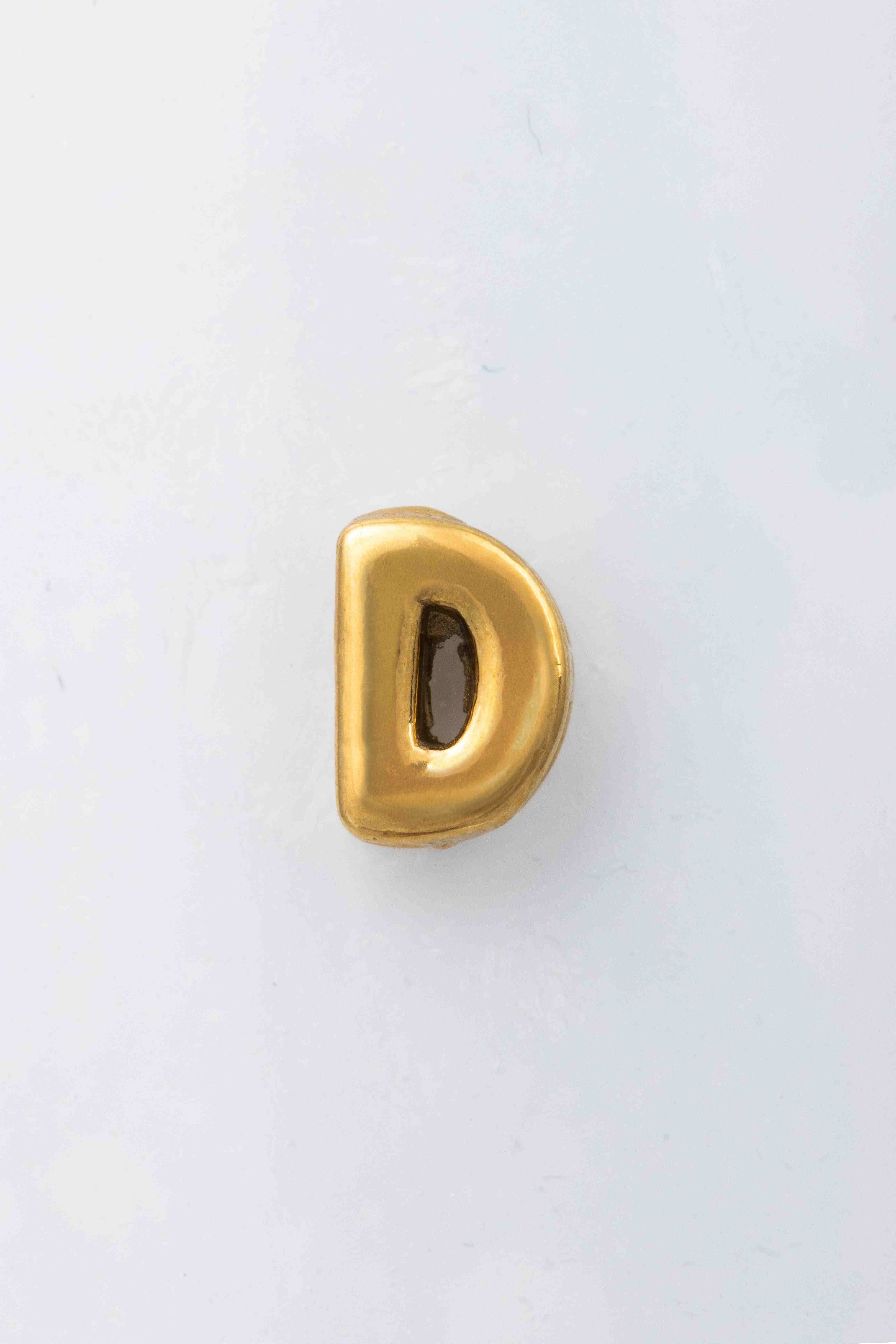 Das Produkt CCGOD Blumenkind Buchstabe "D" aus Edelstahl in Gelb ist ein stilvoller Buchstaben-Anh&auml;nger der Kategorie Schmuck. Es f&auml;llt unter die Art der Anh&auml;nger, speziell als Buchstaben-Anh&auml;nger. Am besten wird es mit einer schlichten Halskette kombiniert, um den Buchstaben-Anh&auml;nger in den Mittelpunkt zu stellen. Perfekt f&uuml;r den t&auml;glichen Gebrauch oder als pers&ouml;nliches Geschenk.