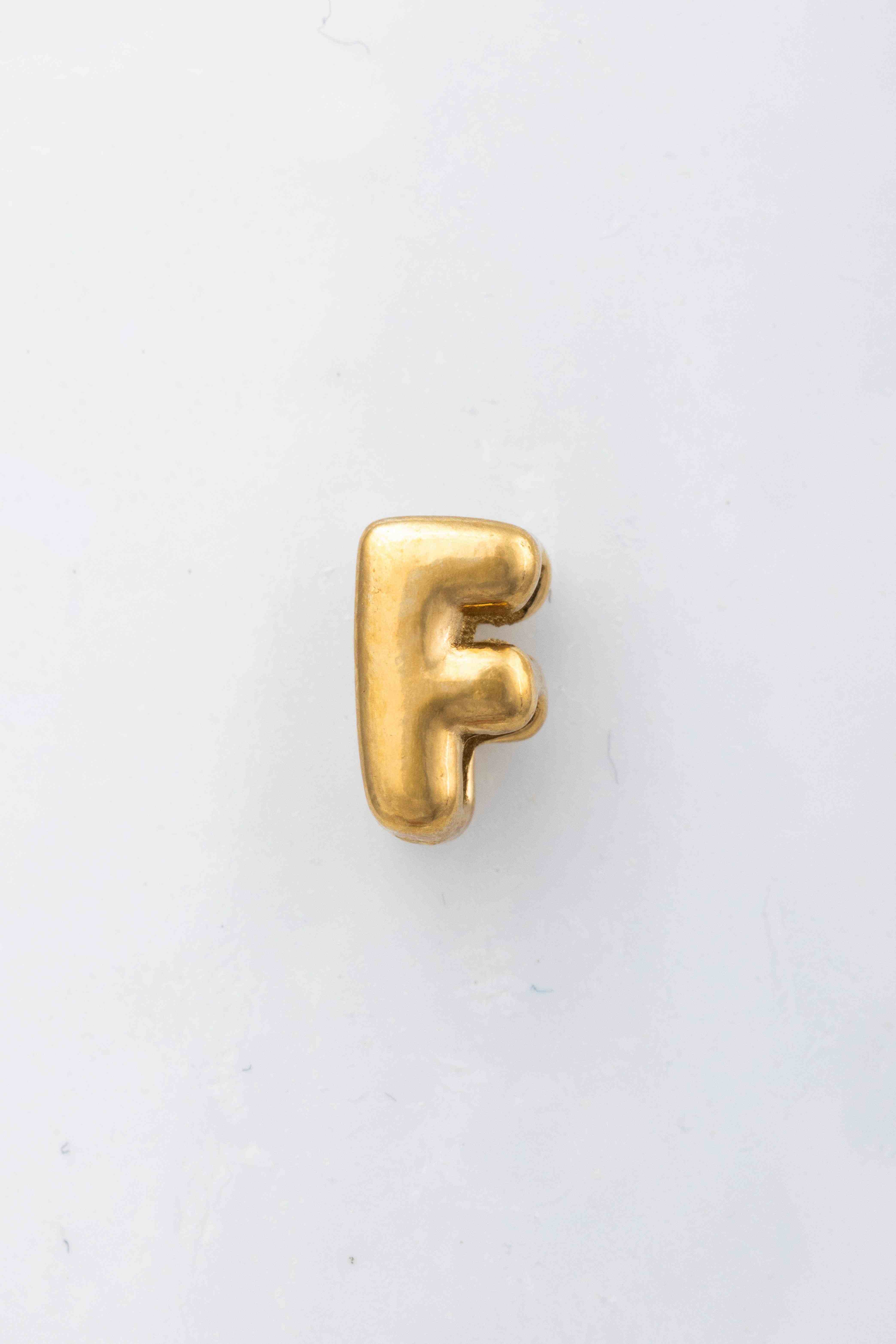 Das Produkt CCGOF Blumenkind Buchstabe "F" aus Edelstahl in Gelb ist ein stilvoller Buchstabenanh&auml;nger aus Edelstahl. Es ist perfekt, um als individuelles Statement oder personalisiertes Geschenk getragen zu werden. Kombinieren Sie es mit einer Kette Ihrer Wahl und tragen Sie es als eleganten Blickfang zu jedem Outfit. Ideal f&uuml;r den t&auml;glichen Gebrauch.