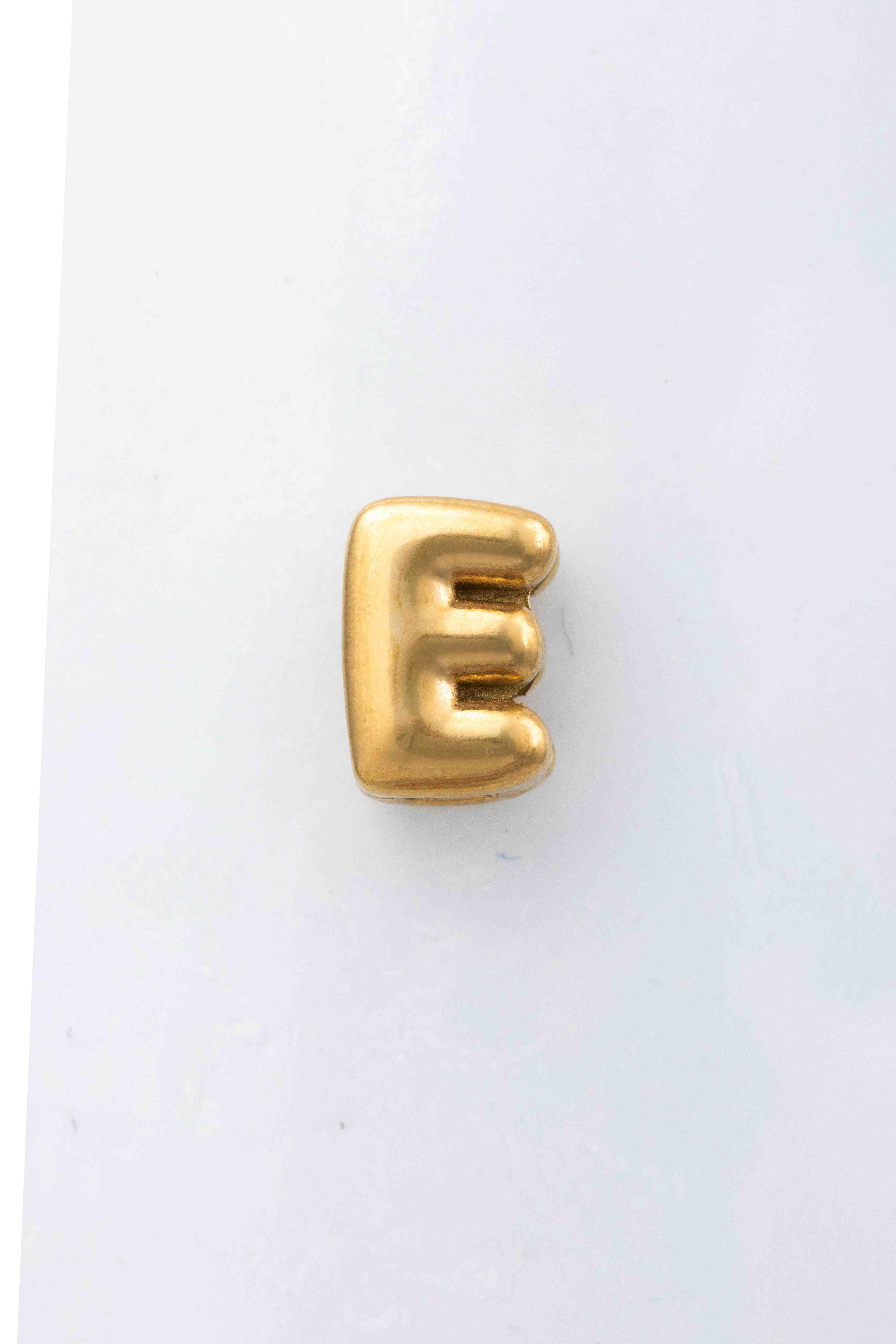 Das Produkt ccgoe Blumenkind Buchstabe "E" besteht aus Edelstahl in der Farbe Gelb. Es geh&ouml;rt zur Kategorie Schmuck, ist ein Anh&auml;nger und speziell ein Buchstaben-Anh&auml;nger. Der beste Weg, es zu tragen, ist an einer eleganten Halskette, um Ihrem Stil eine pers&ouml;nliche Note zu verleihen. Perfektes Accessoire f&uuml;r den t&auml;glichen Gebrauch.