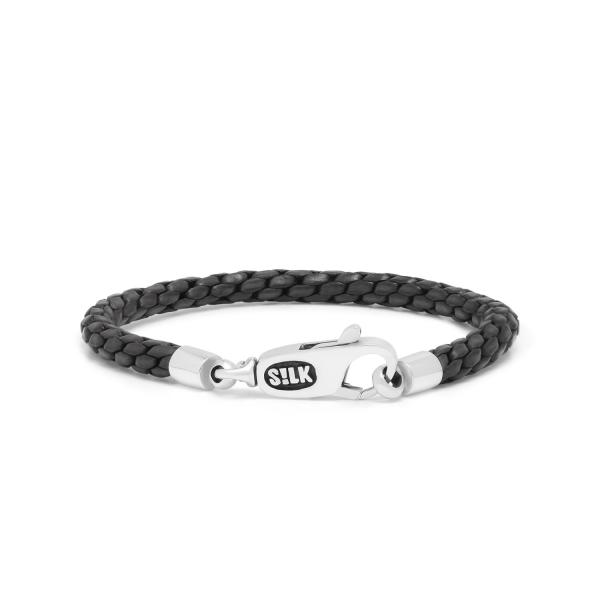 Dit zwarte lederen karabijn armbandje is subtiel gevlochten voor een klassieke uitstraling en sluit speels met een karabijnslotje. Het zachte, met de hand gevlochten leer belooft niet alleen comfort, maar ook een tijdloze esthetiek. Cre&euml;er een unieke look door dit armbandje te combineren met een van onze slanke zilveren armbandjes. Maak een statement van zelfexpressie en onderscheid jezelf met dit prachtige armbandje, waar vakmanschap en stijl samenkomen.