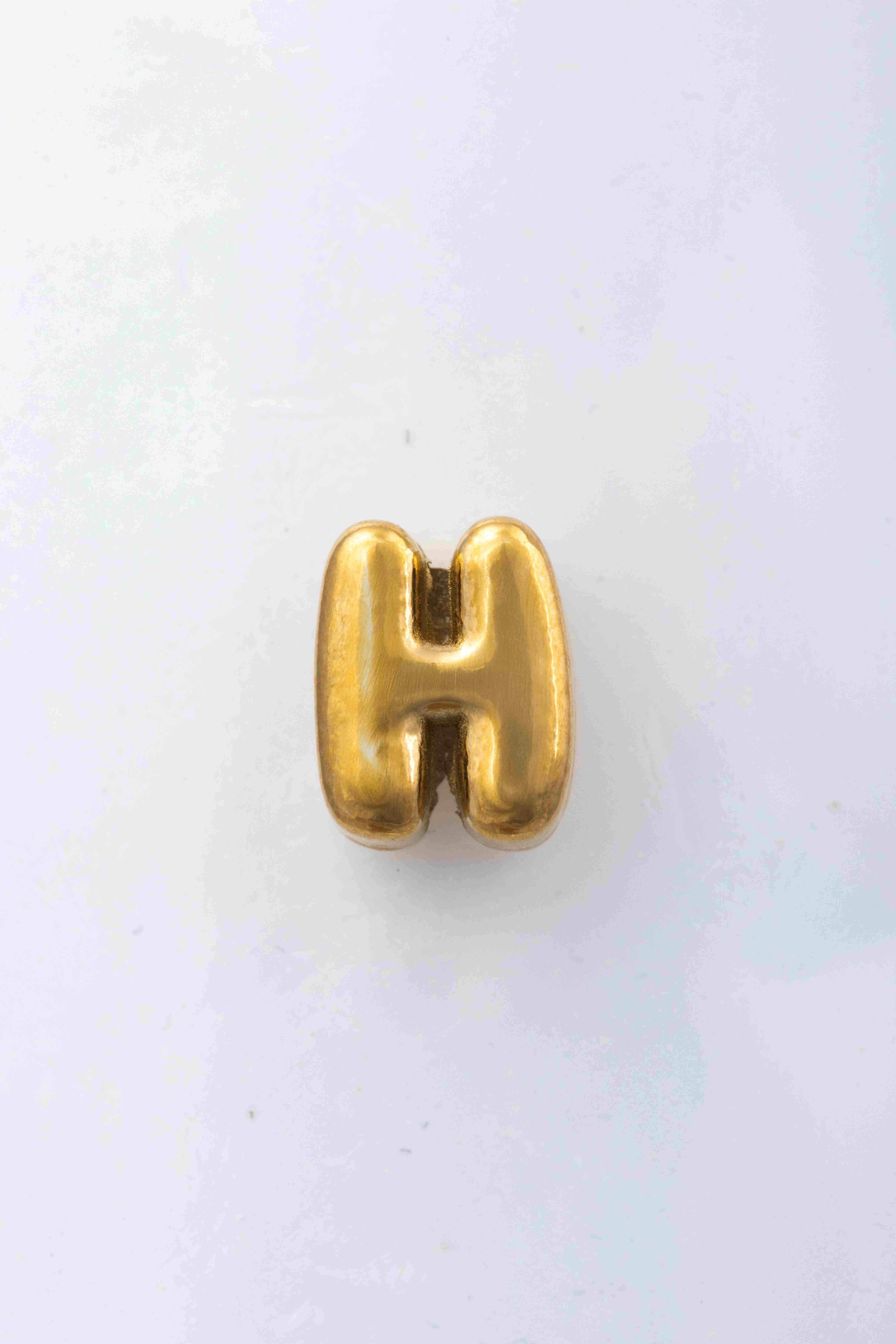 Der CCGOG Blumenkind Buchstabe "H" Anh&auml;nger besteht aus gelbem Edelstahl und geh&ouml;rt zur Kategorie "Schmuck". Es ist ein Buchstabenanh&auml;nger in Form eines "H" und passt ideal als modisches Accessoire an jede Kette. Am besten zur Geltung kommt er &uuml;ber einem neutralen Oberteil oder in Kombination mit weiteren Halsketten im Layering-Look.