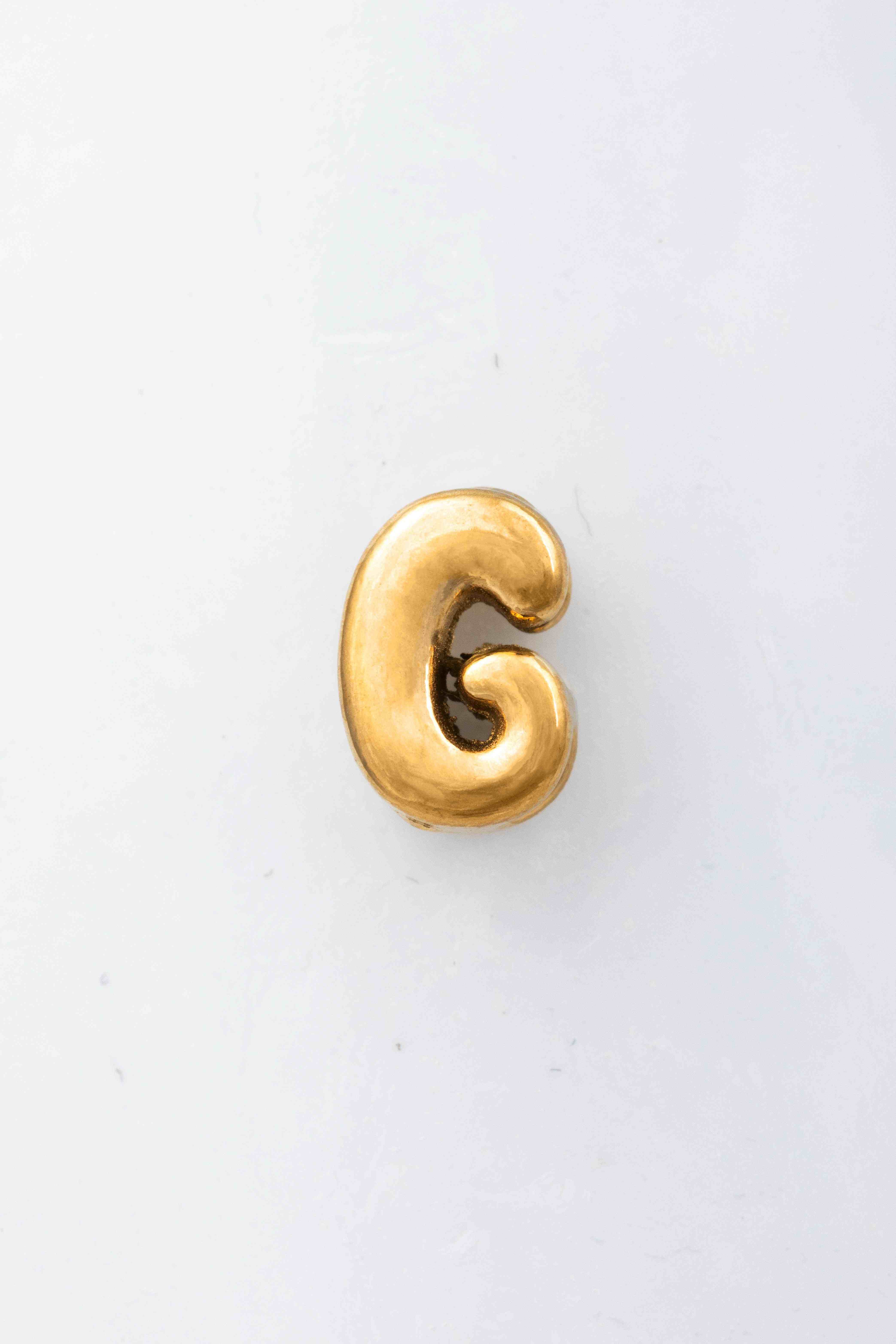 **Produktbeschreibung:**

Der ccgog Blumenkind Buchstabe "G" Anh&auml;nger aus gelbem Edelstahl (Modellnummer CCGOG) ist ein stilvolles Schmuckst&uuml;ck. Dieser Buchstabenanh&auml;nger passt perfekt zu jedem Anlass und ist ideal zum Tragen an einer Kette. Kombinieren Sie ihn mit einem schlichten Outfit f&uuml;r einen eleganten Look. Die hochwertige Edelstahlkonstruktion sorgt f&uuml;r Langlebigkeit und Glanz.