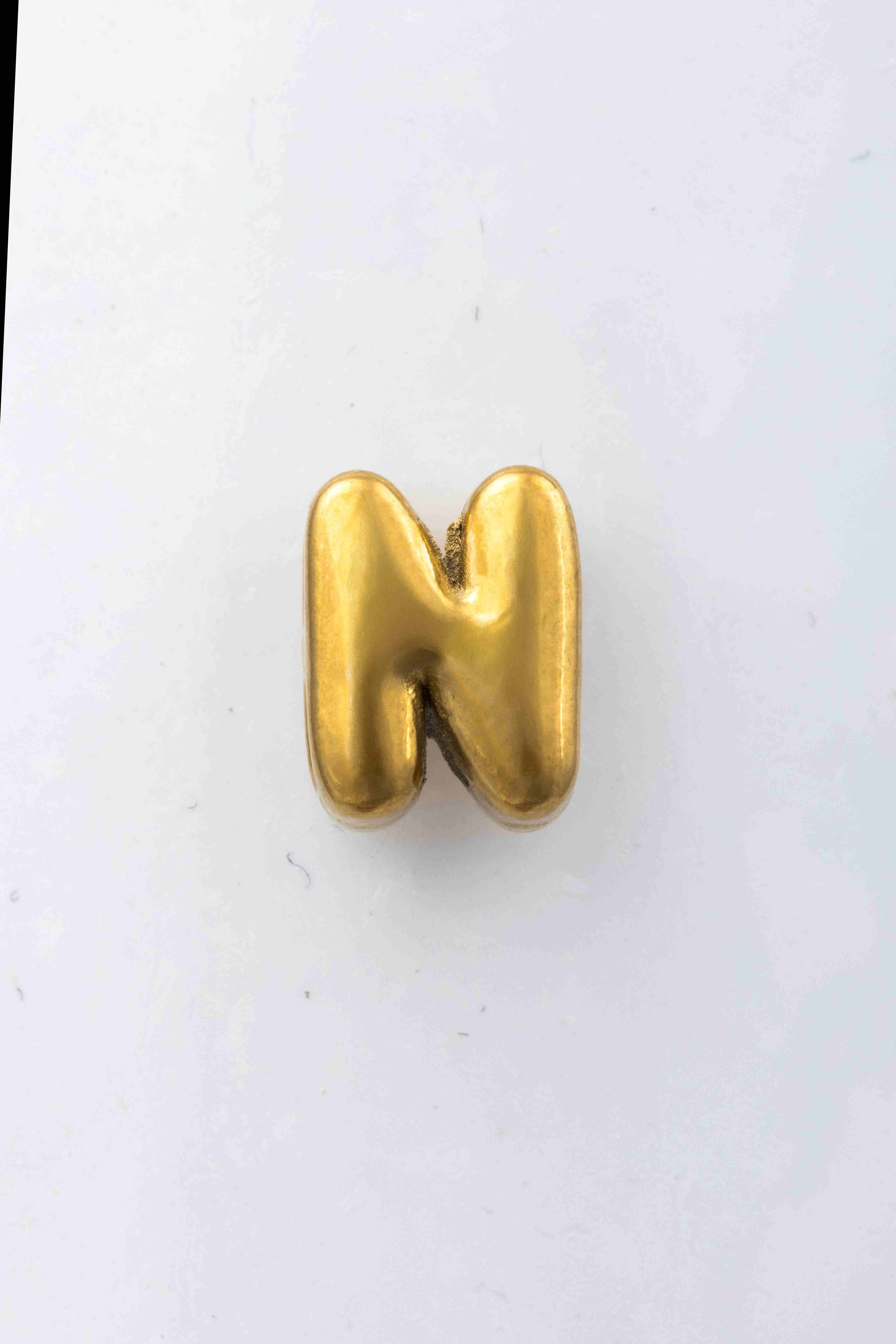 Das Produkt "Blumenkind Buchstabe 'N' Edelstahl Gelb", Modellnummer CCGON, ist ein Schmuckst&uuml;ck aus Edelstahl. Es ist ein Anh&auml;nger in Form eines Buchstabens. Am besten wird er als Halskette getragen, um ein schlichtes, aber stilvolles Statement zu setzen. Ideal f&uuml;r den t&auml;glichen Gebrauch oder besondere Anl&auml;sse.