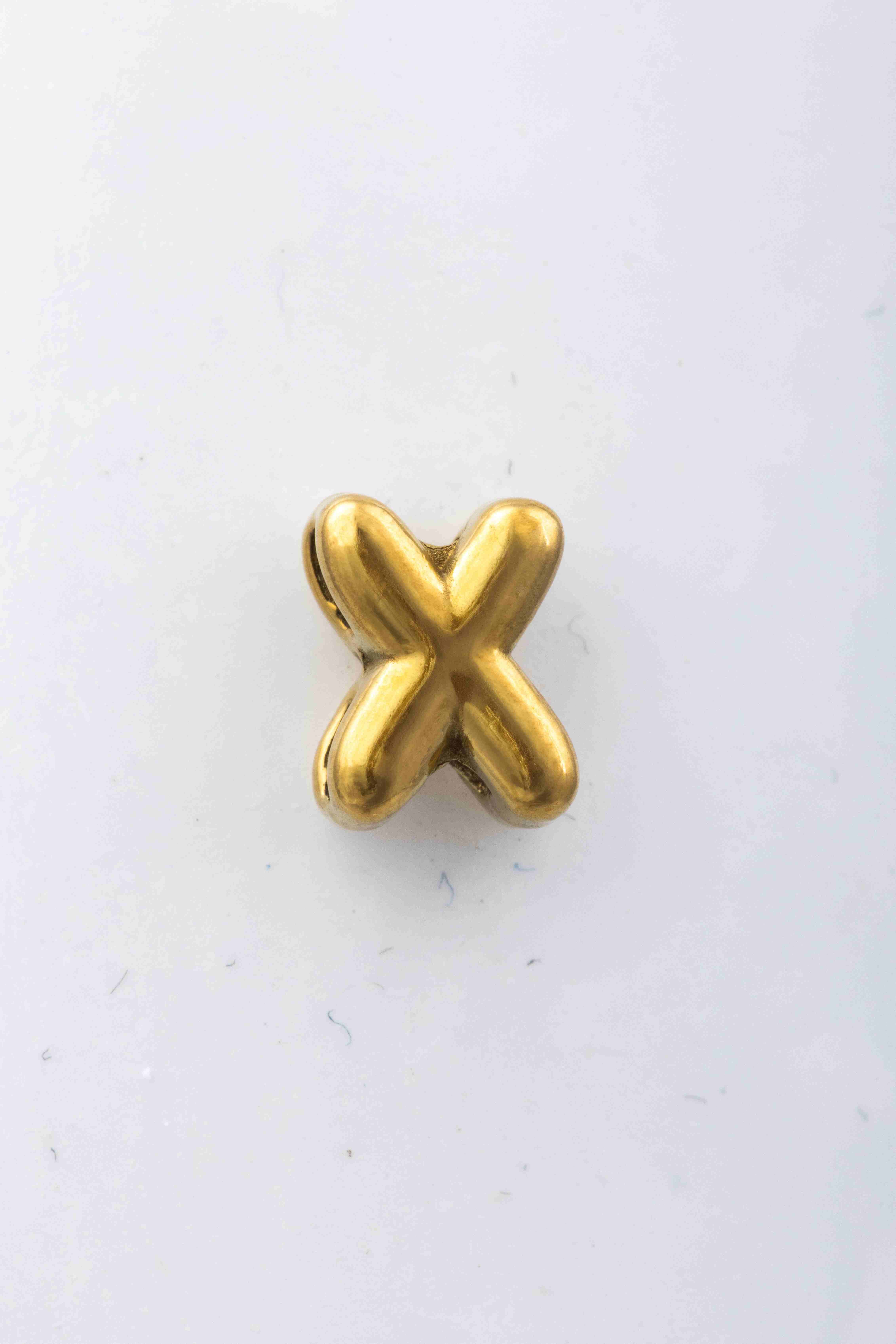 Der "Blumenkind Buchstabe 'X'" Anh&auml;nger der Modellnummer CCGOX besteht aus gelbem Edelstahl und geh&ouml;rt zur Kategorie Schmuck, speziell als Buchstabenanh&auml;nger. Er kann ideal an einer Halskette getragen werden, um einen pers&ouml;nlichen und stilvollen Akzent zu setzen. Kombinieren Sie ihn unkompliziert mit anderen Schmuckst&uuml;cken f&uuml;r einen individuellen Look.