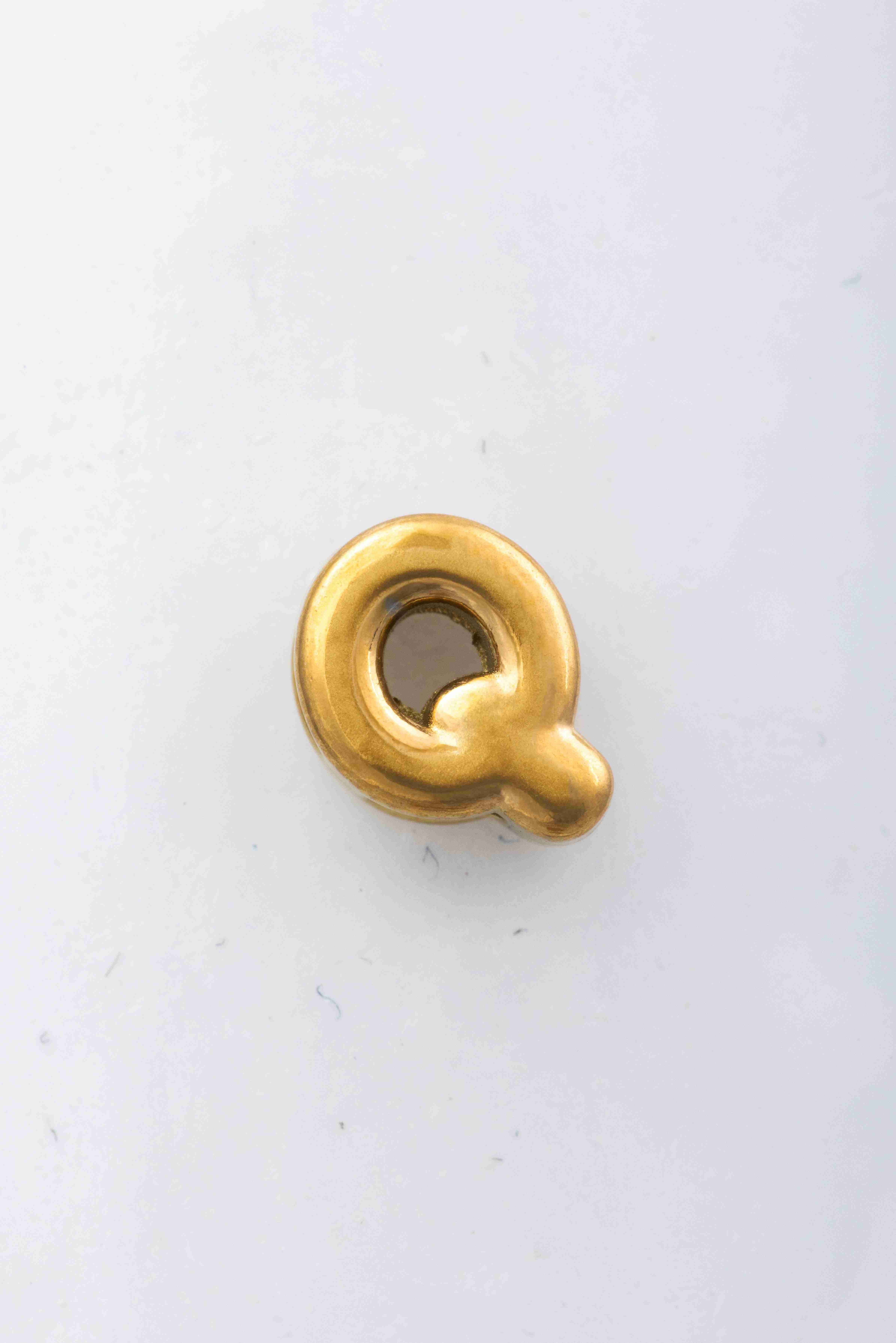 Dieses Produkt, das Modell CCGOQ Blumenkind Buchstabe "Q", ist ein Anh&auml;nger aus Edelstahl in Gelb. Es geh&ouml;rt zur Kategorie Schmuck, speziell zu Buchstaben-Anh&auml;ngern. Der Edelstahl sorgt f&uuml;r Langlebigkeit und moderne Eleganz. Tragen Sie es an einer Kette oder Armband, um einen pers&ouml;nlichen und stilvollen Akzent zu setzen. Perfekt f&uuml;r den t&auml;glichen Gebrauch und besondere Anl&auml;sse.
