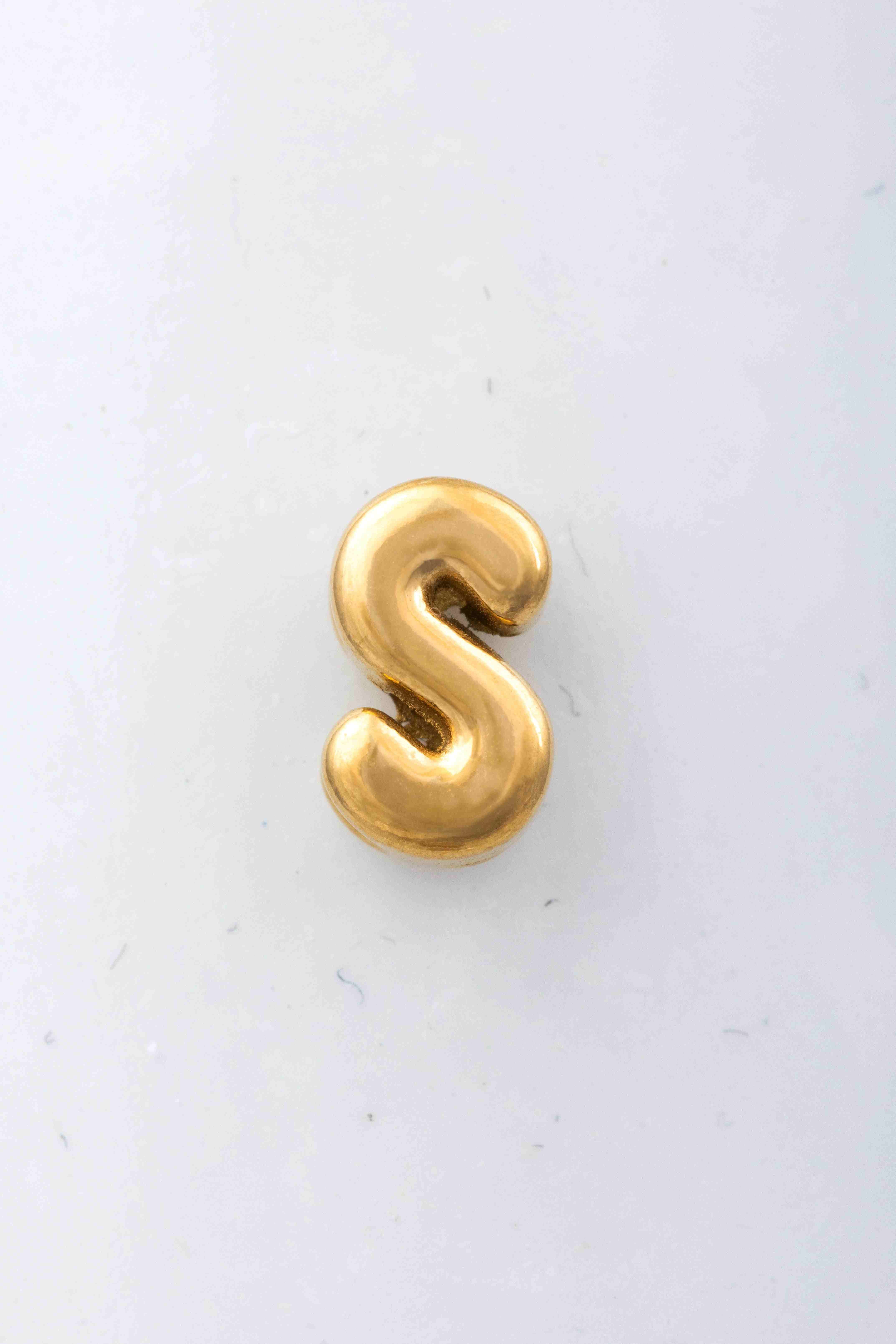 Produktmerkmale des ccgos Blumenkind Buchstabe "S" Edelstahl gelb, Modellnummer CCGOS: Dieser stilvolle Anh&auml;nger besteht aus hochwertigem Edelstahl und ist ideal f&uuml;r diejenigen, die ihren Stil mit einem pers&ouml;nlichen Buchstaben hervorheben m&ouml;chten. Perfekt zum Tragen an einer Halskette als einzigartiger Blickfang im Alltag. Pflegeleicht und langlebig, ideal f&uuml;r t&auml;glichen Gebrauch.