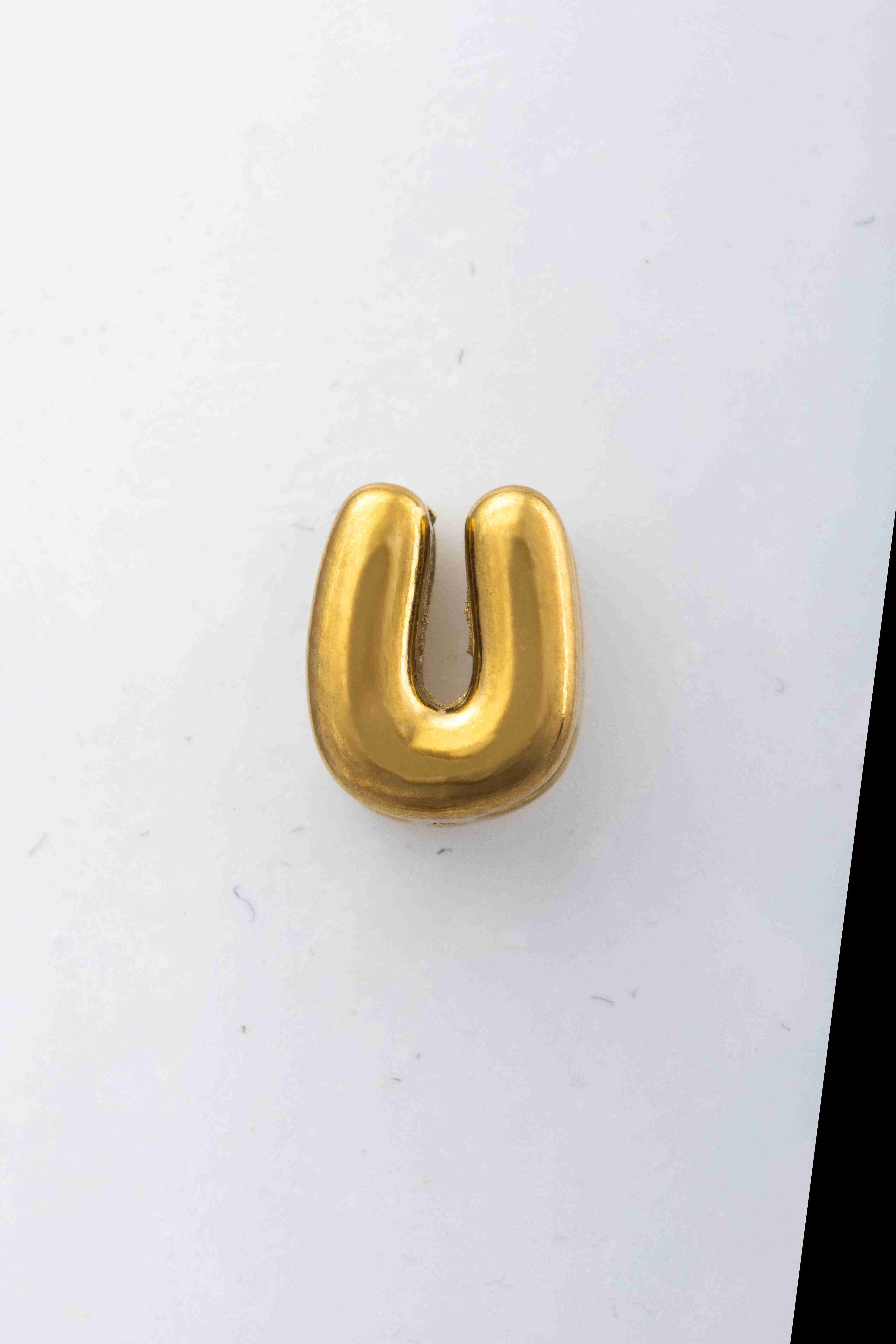 Der CCGOU Blumenkind Buchstabe "U" Anh&auml;nger besteht aus hochwertigem Edelstahl in Gelb. Dieser Buchstabenanh&auml;nger passt perfekt als pers&ouml;nliches Schmuckst&uuml;ck oder als Geschenk. Ideal ist es, den Anh&auml;nger an einer feinen Kette zu tragen, um ein elegantes und individuelles Statement zu setzen. Perfekt f&uuml;r Alltag und besondere Anl&auml;sse.