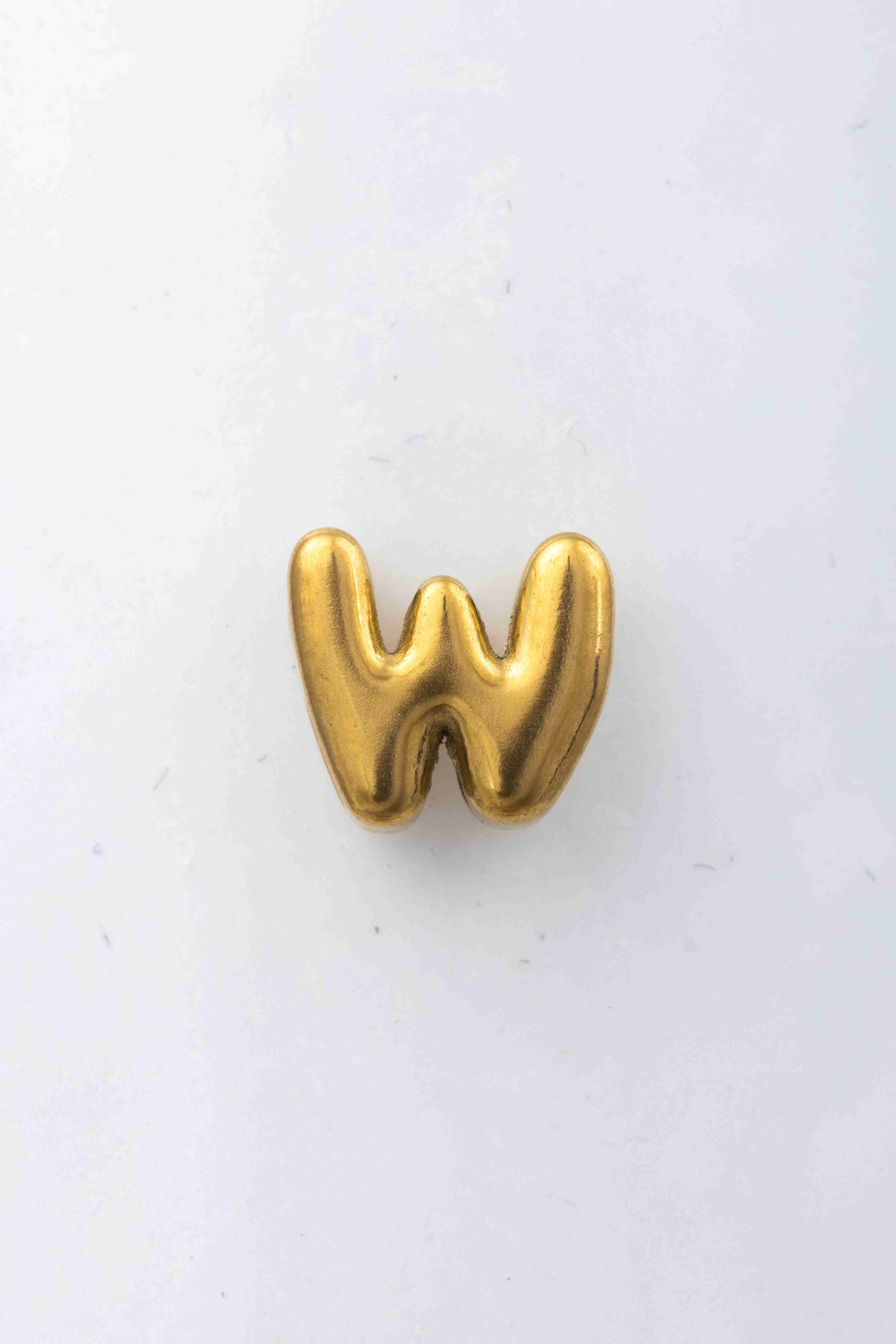 Der ccgow Blumenkind Buchstabe "W" Anh&auml;nger aus Edelstahl in Gelb besticht durch sein elegantes Design. Er besteht aus rostfreiem Edelstahl und f&auml;llt in die Kategorie der Buchstaben-Anh&auml;nger. Am besten tragen Sie ihn an einer feinen Halskette, um Ihren t&auml;glichen Look stilvoll zu erg&auml;nzen. Perfekt f&uuml;r den pers&ouml;nlichen Touch in Ihrem Schmucksortiment.