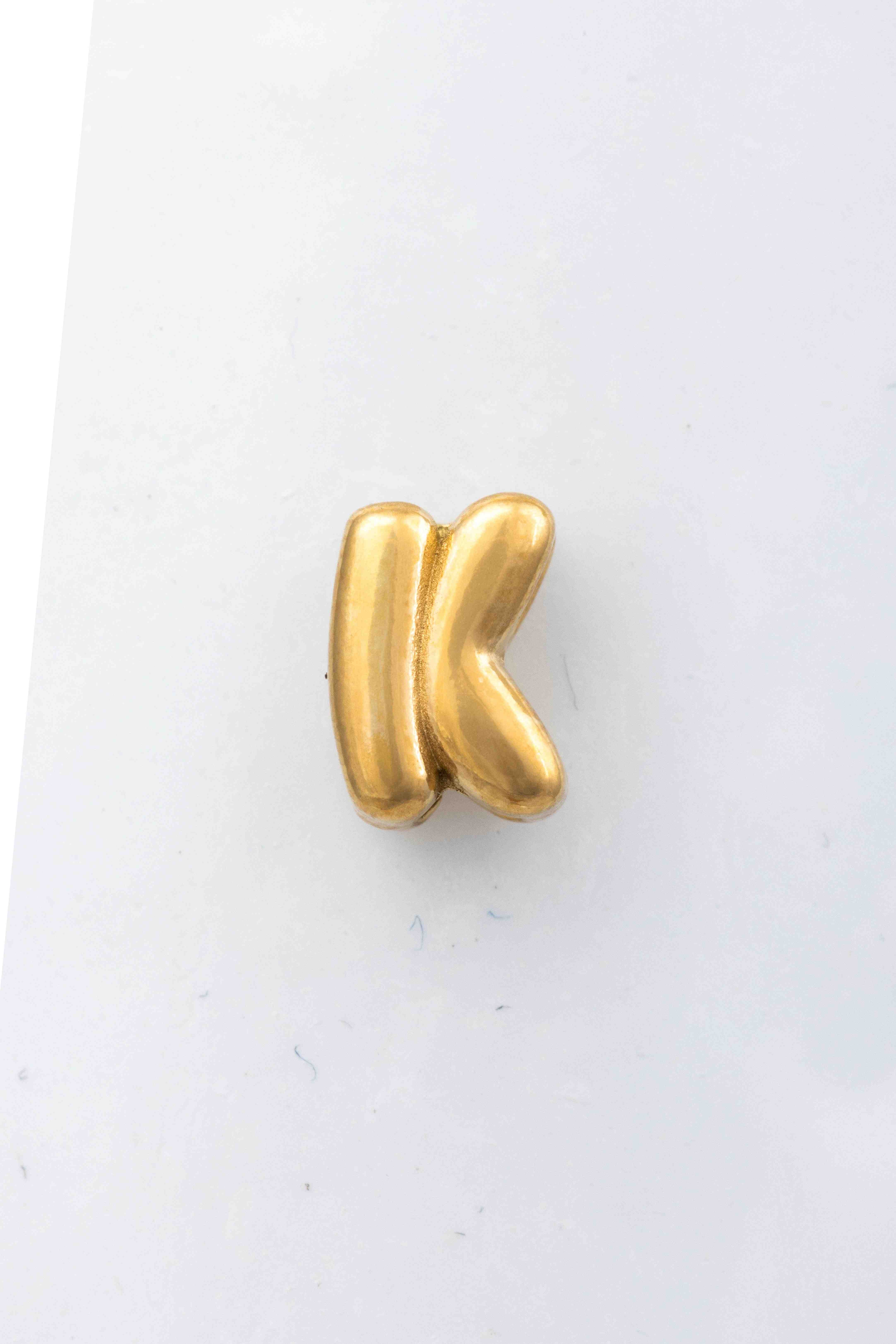 Produktmerkmale des CCGOK Blumenkind Buchstaben "K" Anh&auml;ngers in Edelstahl Gelb: Dieser Buchstabenanh&auml;nger besteht aus hochwertigem Edelstahl und geh&ouml;rt zur Kategorie Schmuck, speziell zu den Buchstaben-Anh&auml;ngern. Der beste Weg, ihn zu tragen, ist an einer eleganten Kette, um Ihrem Outfit eine pers&ouml;nliche Note zu verleihen. Perfekt f&uuml;r den t&auml;glichen Gebrauch oder besondere Anl&auml;sse.