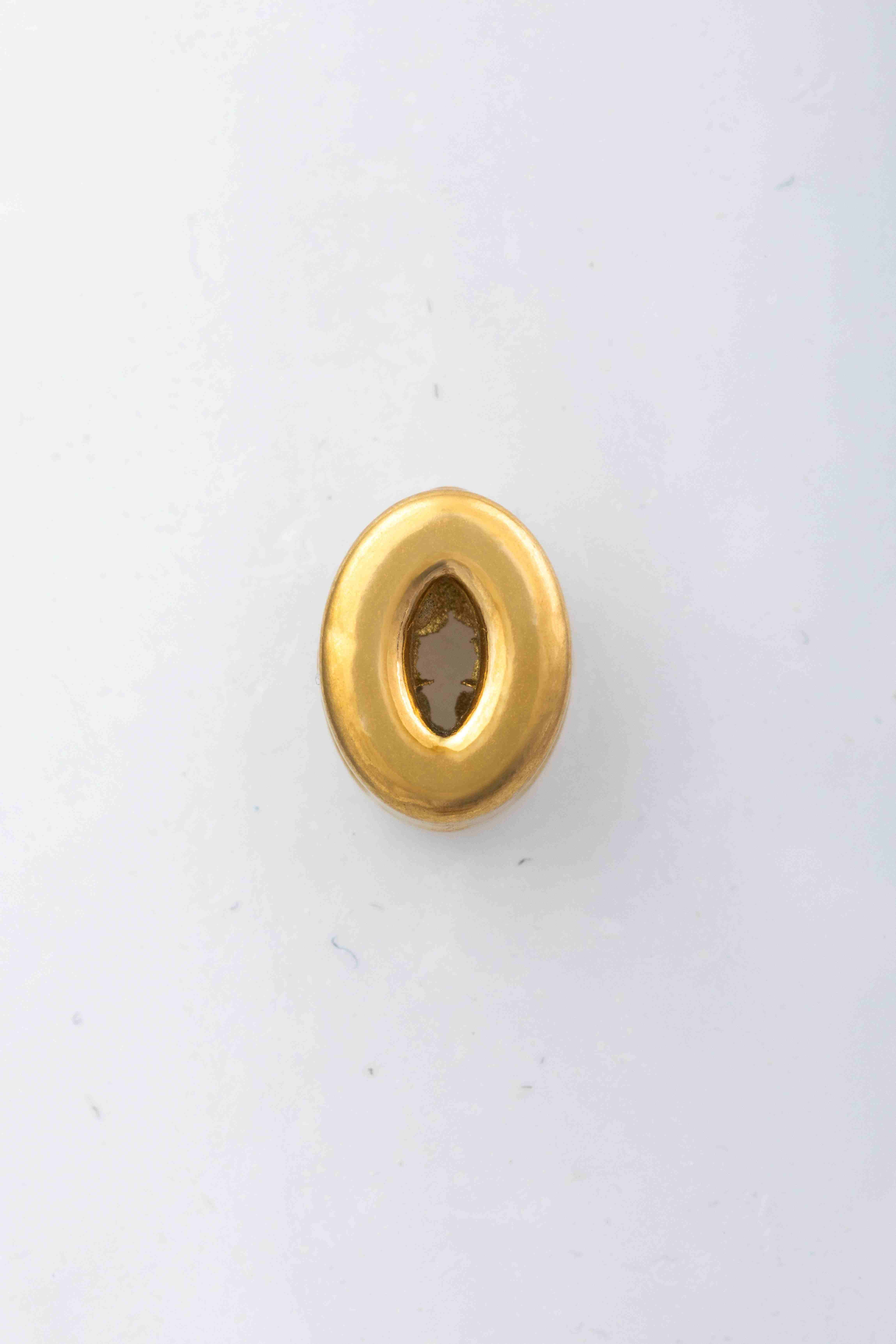 Der ccgoo Blumenkind Buchstabe "O" Anh&auml;nger besteht aus Edelstahl in Gelb und geh&ouml;rt zur Kategorie Schmuck. Es ist ein Buchstabenanh&auml;nger, ideal als pers&ouml;nliches Statement oder Geschenk. Tragen Sie ihn an einer Halskette, um jedem Outfit eine individuelle Note zu verleihen. Perfekt sowohl f&uuml;r den t&auml;glichen Gebrauch als auch f&uuml;r besondere Anl&auml;sse.