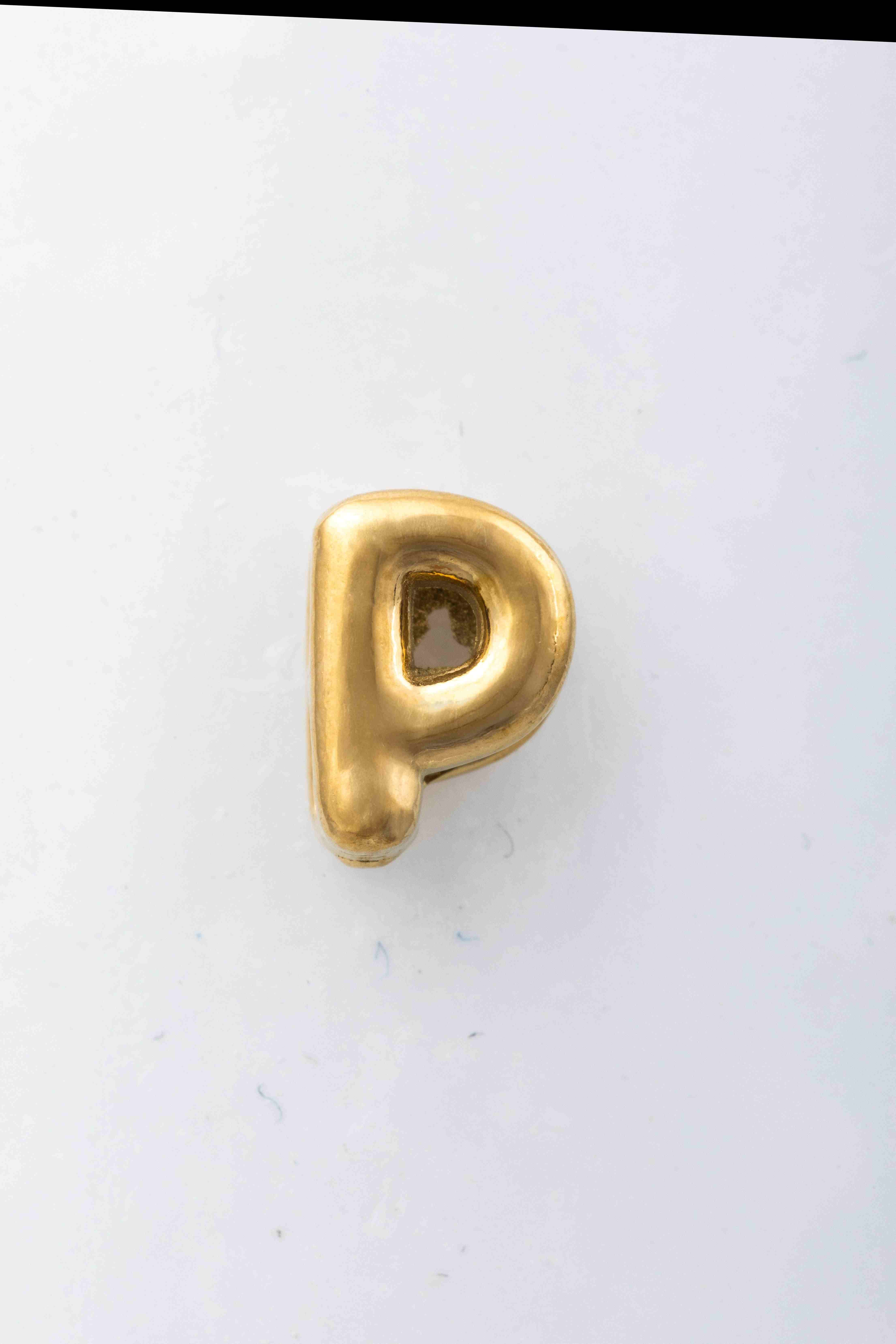 Produktbeschreibung f&uuml;r Ihren Webshop:

Entdecken Sie den eleganten Blumenkind Buchstabe "P" Anh&auml;nger aus hochwertigem Edelstahl in Gelb. Dieser Buchstabenanh&auml;nger aus Edelstahl ist perfekt, um jedem Outfit einen pers&ouml;nlichen Touch zu verleihen. Ideal als Kettenanh&auml;nger, um stilvoll und individuell zu erscheinen. Tragen Sie ihn an einer Kette Ihrer Wahl f&uuml;r einen schicken Look.