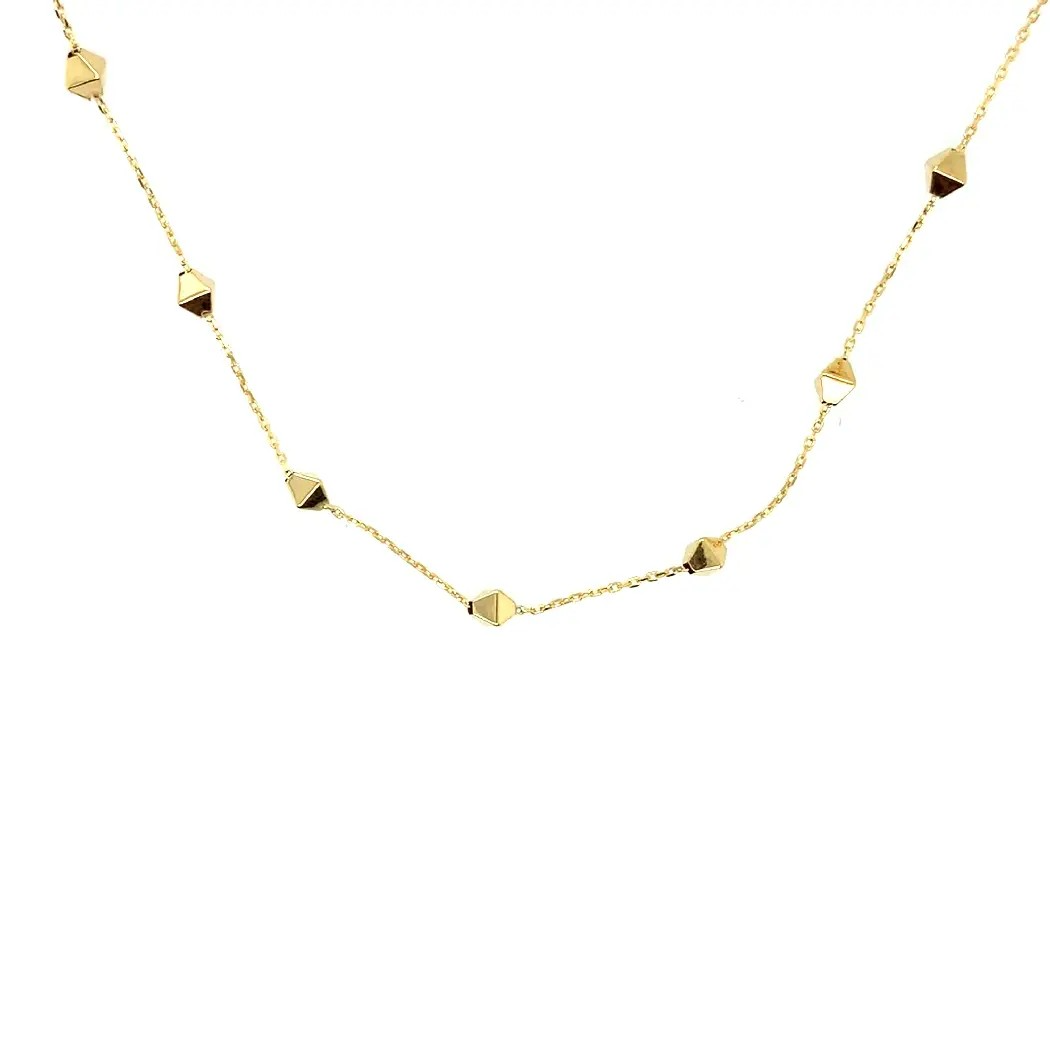 Het product GEELGOUDEN COLLIER 45CM, modelnummer K13641G, is een elegante geelgouden ketting, hoewel vermeld als een armband. Met een gewicht van 1,8 gram is het verfijnd en licht, perfect voor dagelijks gebruik of speciale gelegenheden. Draag het als een delicate ketting op een eenvoudige blouse of jurk voor een stijlvolle en subtiele look.