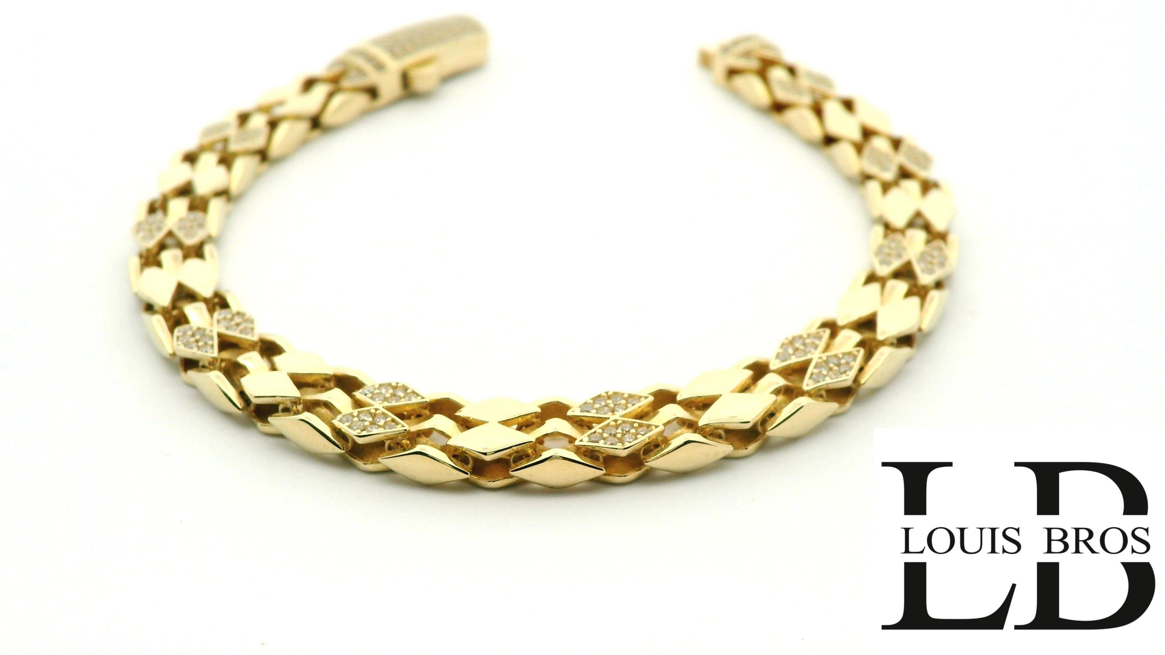 Deze exclusieve armband van 14 karaat geelgoud (17.25 gr) is een toonbeeld van luxe. De zorgvuldig geplaatste zirkonia&rsquo;s vangen het licht op subtiele wijze en geven het sieraad een elegante, high-end uitstraling. Een tijdloos accessoire voor de moderne vrouw met oog voor klasse.