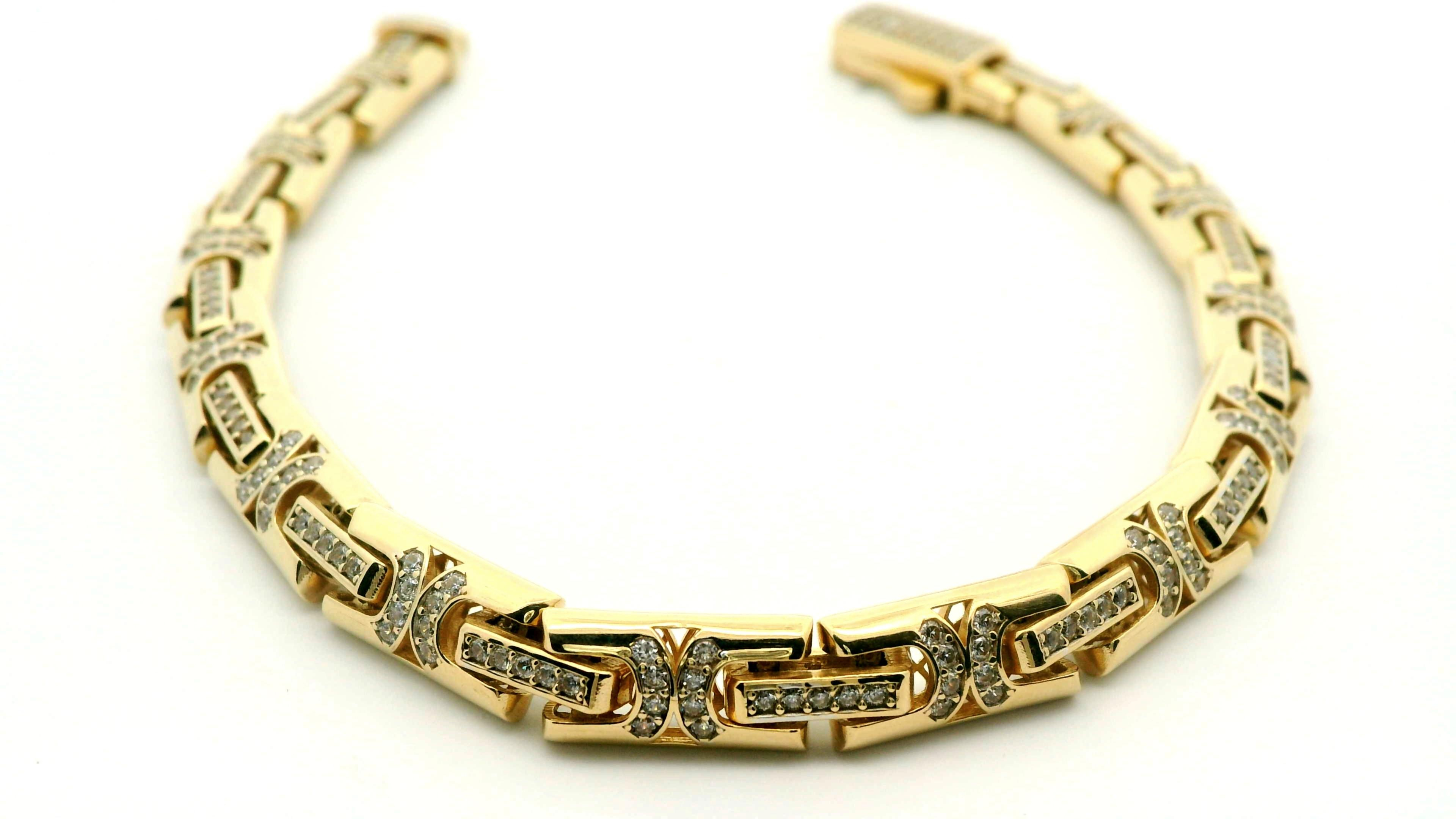 Deze exclusieve armband van 14 karaat geelgoud (16.72 gr) is een toonbeeld van luxe. De zorgvuldig geplaatste zirkonia&rsquo;s vangen het licht op subtiele wijze en geven het sieraad een elegante, high-end uitstraling. Een tijdloos accessoire voor de moderne vrouw met oog voor klasse.