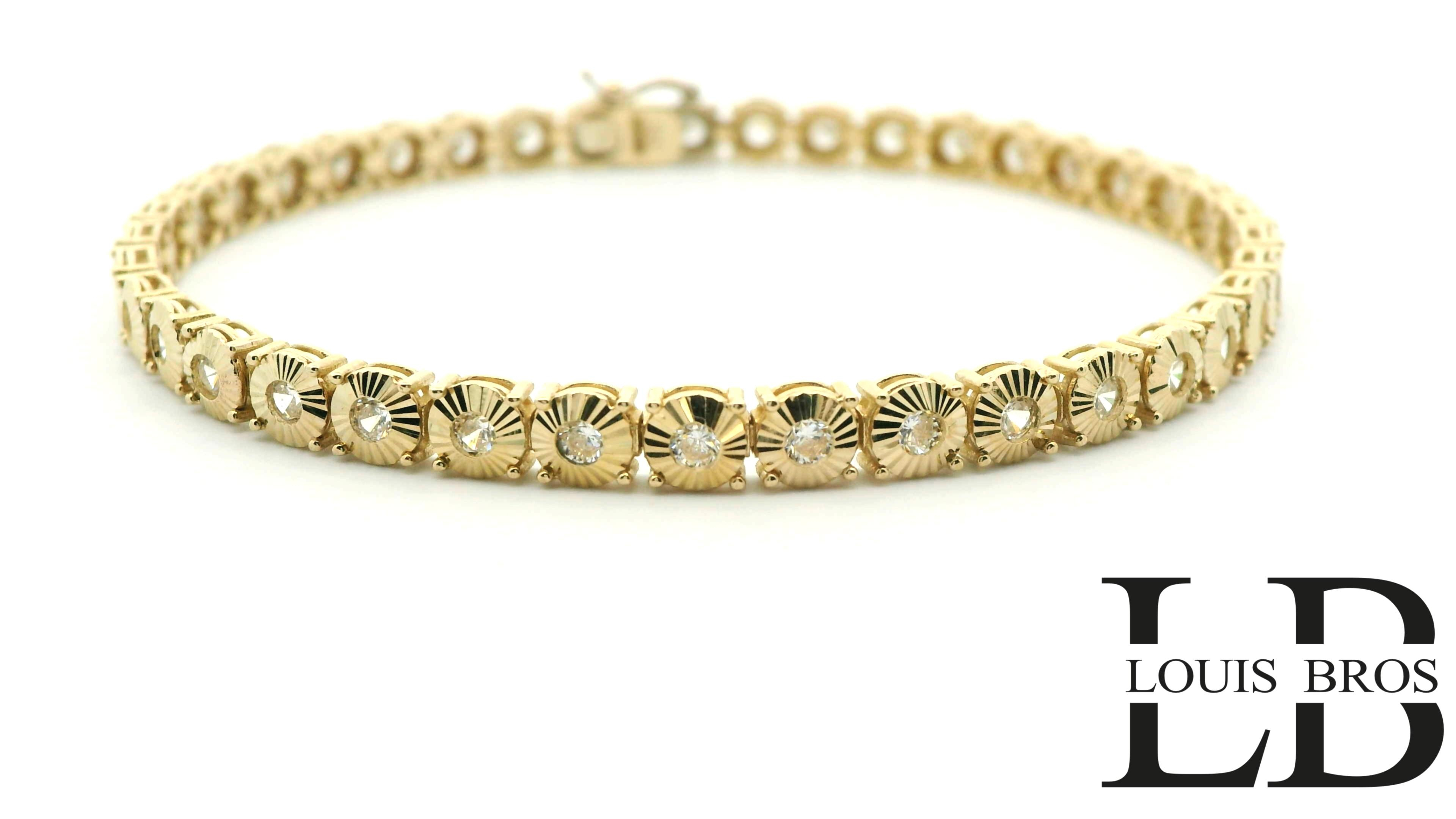 Deze exclusieve armband van 14 karaat geelgoud (9.69 gr) is een toonbeeld van luxe. De zorgvuldig geplaatste zirkonia&rsquo;s vangen het licht op subtiele wijze en geven het sieraad een elegante, high-end uitstraling. Een tijdloos accessoire voor de moderne vrouw met oog voor klasse.