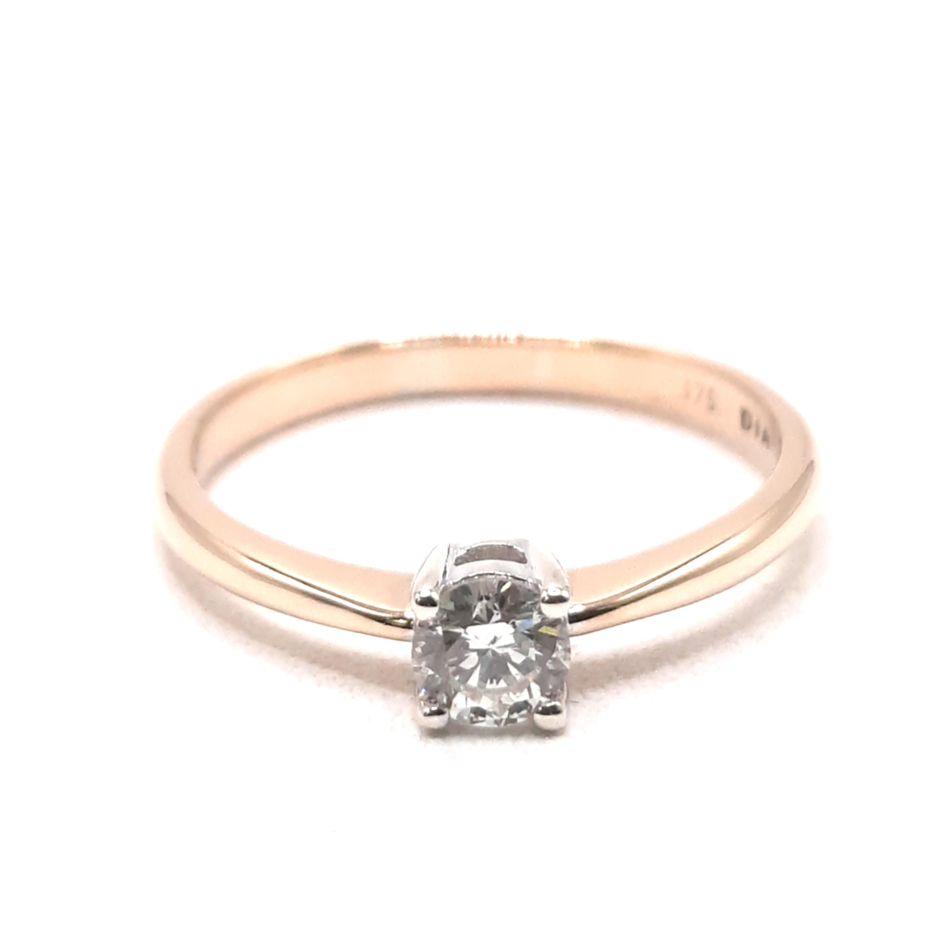 Ontdek de prachtige verlovingsring met modelnummer BREA-0001347. Deze gouden ring (maat 52) is gemaakt van 9-karaats goud en beschikt over een schitterende briljante diamant van 0,025 karaat met zuiverheid SI1 en kleur H (White Wesselton). Perfect voor een onvergetelijk aanzoek. Combineer met andere gouden sieraden voor een klassieke en stijlvolle look.