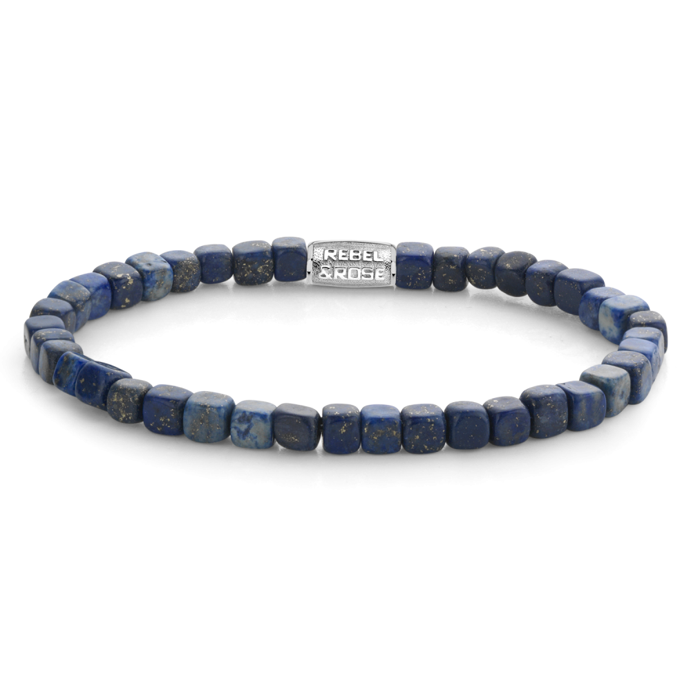 Bead armband, handgemaakt van 4mm Lapis Lazuli stenen in de vorm van Dice / &lsquo;dobbelsteentjes&rsquo;. De sluiting is zilverkleurig. De Dice armbanden laten zich heel makkelijk combineren met andere zilveren, leren of kralenarmbanden. Omdat in deze armband geen ronde stenen zijn gebruikt, heeft de collectie de veelbetekenende naam &lsquo;No balls please&rsquo;.
