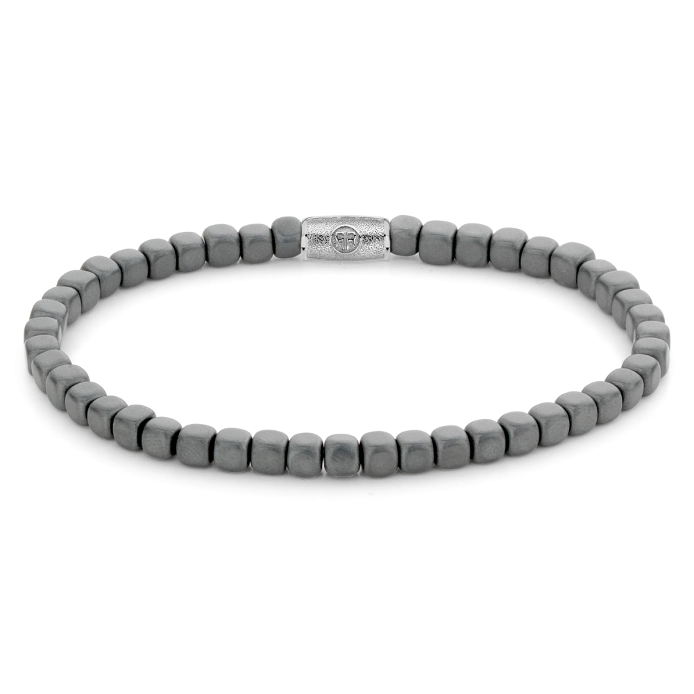 Bead armband, handgemaakt van 4mm matte Hematiet stenen in de vorm van Dice / &lsquo;dobbelsteentjes&rsquo;. De sluiting is zilverkleurig. De Dice armbanden laten zich heel makkelijk combineren met andere zilveren, leren of kralenarmbanden. Omdat in deze armband geen ronde stenen zijn gebruikt, heeft de collectie de veelbetekenende naam &lsquo;No balls please&rsquo;.