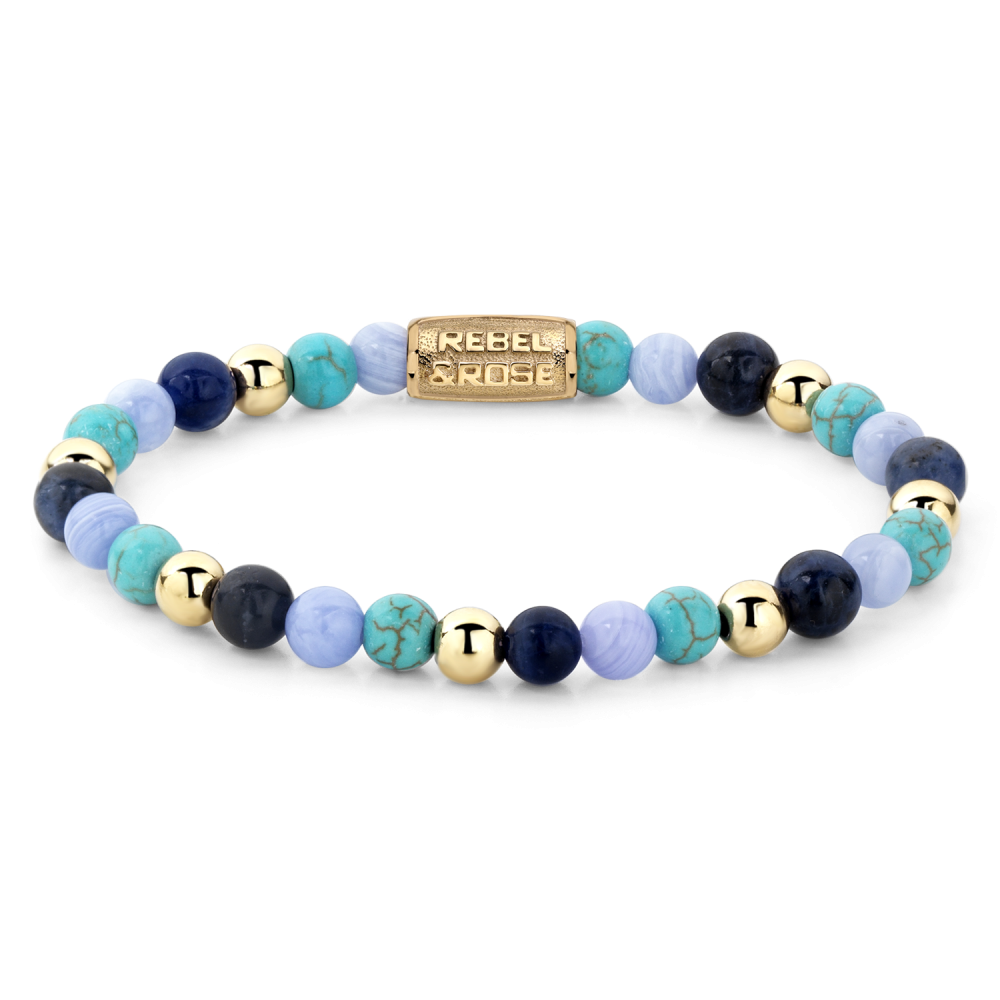 Bead armband, handgemaakt van 6mm turquoise, blue ace agaat en blauwe sodaliet stenen met geelgoud vergulde ballen en met een 18 karaat goud ion-plated edelstalen sluiting. Het Rebel & Rose sieraad is makkelijk te combineren met andere zilveren, leren of kralenarmbanden.