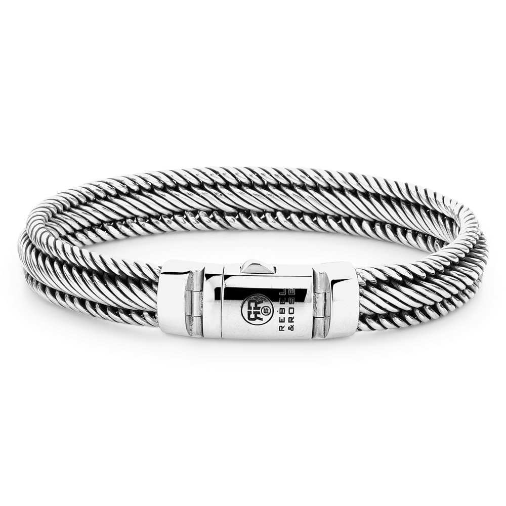 De Demeter armband van Rebel and Rose is een handgemaakt en met de hand gevlochten sieraad van 925 sterling zilver. Deze stevige armband is verkrijgbaar in 4 maten en geschikt voor mannen en vrouwen. De sluiting is fraai, maar niet dominant zodat het vakkundig gemaakte vlechtwerk goed opvalt. Het sieraad is mooi te combineren met onze leren armbanden, maar ook met onze kralen armbanden van edelsteen.
