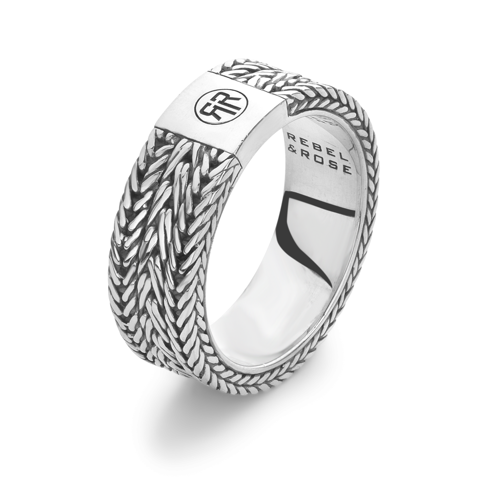 De bijna 8 mm brede Triton heeft 3 banen vlechtwerk. Het vlechtwerk is met de hand gemaakt door de zilversmeden en uitgevoerd in 925 sterling zilver. Het geheel is bevestigd op een gladde zilveren ring. Dit draagt comfortabel, houdt het vlechtwerk schoner en cre&euml;ert ruimte voor een gravering aan de binnenzijde.