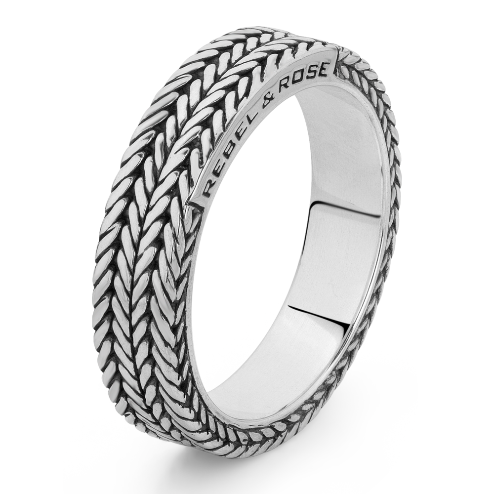 De Proteus is ruim 5 mm breed en heeft 2 banen vlechtwerk. Het vlechtwerk is met de hand gemaakt door de zilversmeden en uitgevoerd in 925 sterling zilver. Het geheel is bevestigd op een gladde zilveren ring. Dit draagt comfortabel, houdt het vlechtwerk schoner en cre&euml;ert ruimte voor een gravering aan de binnenzijde. De merknaam is subtiel aan de zijkant van de ring geplaatst.