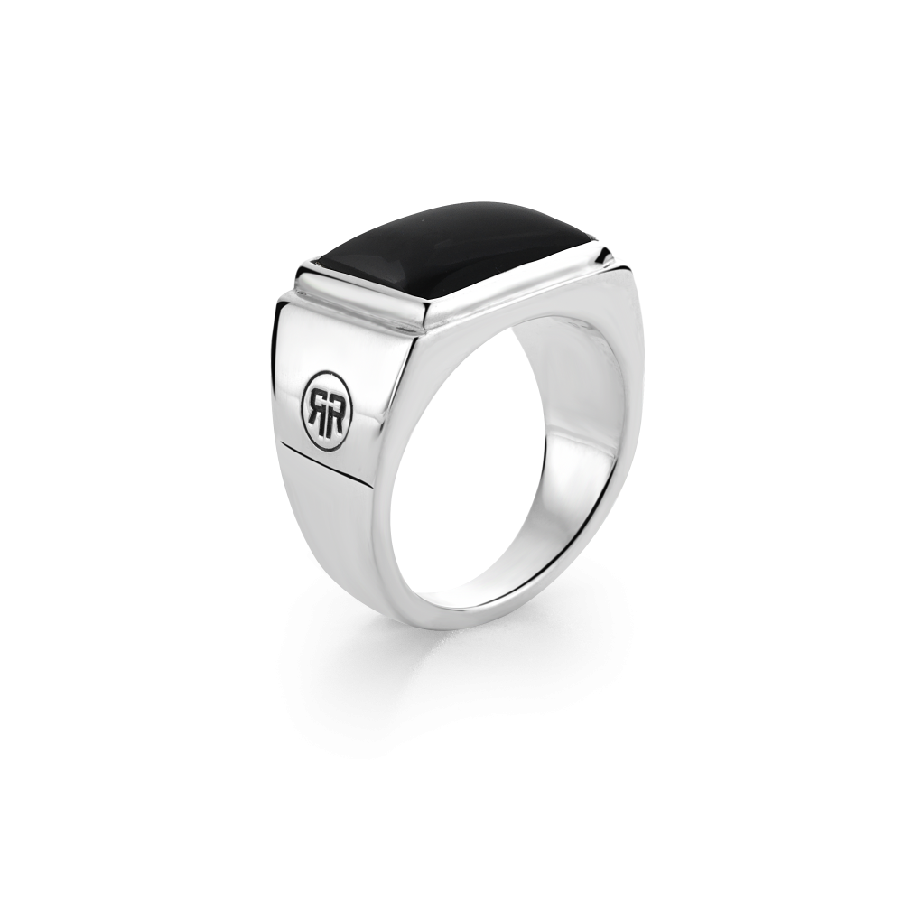 De Ring Square Onyx Lowneck 63 is een elegante zilveren ring van 925 sterling zilver met een gewicht van 14,28 gram. De ring heeft een zwarte Onyx edelsteen, een diameter van 20 mm, en maat 63. Perfect voor zowel dagelijkse als formele gelegenheden, deze ring voegt een stijlvolle touch toe aan elke outfit. Voeg toe aan je collectie!