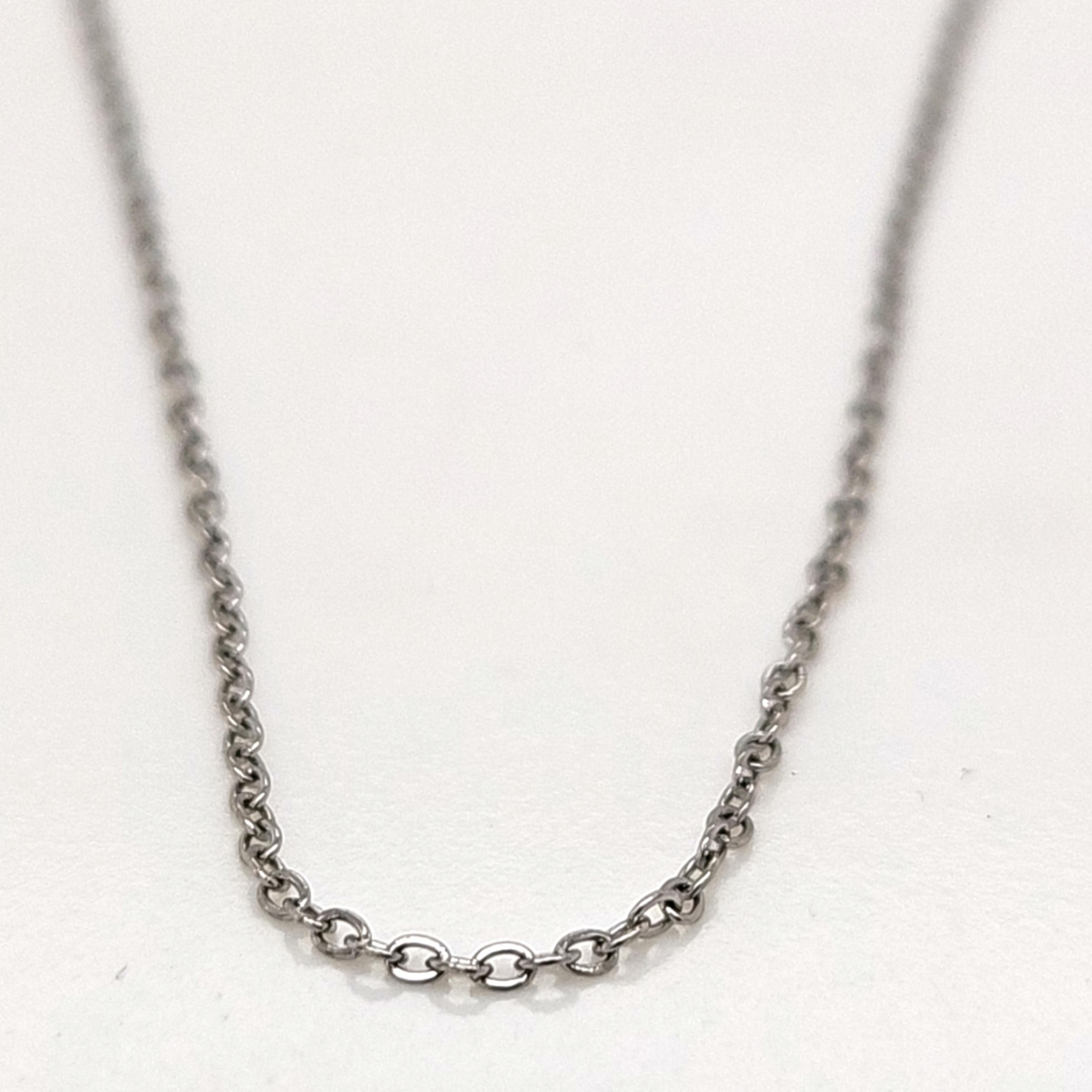 Die Blumenkind Kette CNSS45 besteht aus Edelstahl und misst 45 cm. Sie geh&ouml;rt zur Kategorie Schmuck und ist ein elegantes Halsband. Mit einer Gr&ouml;&szlig;e von 400 ist sie ideal f&uuml;r vielf&auml;ltige Gelegenheiten. Diese Kette harmoniert besonders gut mit schlichten Oberteilen und verleiht Ihrem Outfit einen edlen Touch. Perfekt f&uuml;r den t&auml;glichen Gebrauch und festliche Anl&auml;sse.