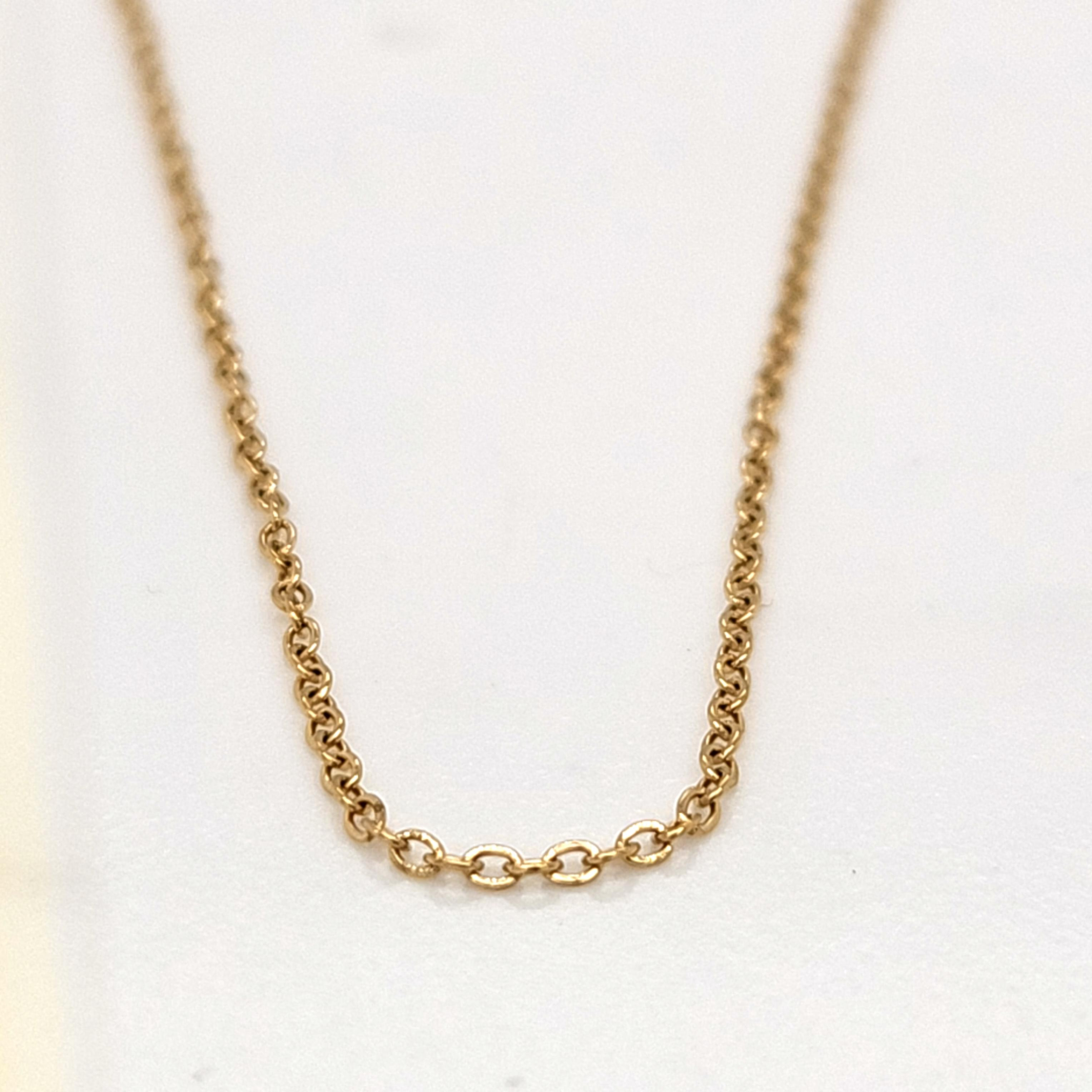 Die CNGO40 Blumenkind Kette aus Edelstahl, vergoldet, ist eine 40 cm lange Halskette, die zu der Kategorie Schmuck geh&ouml;rt. Diese elegante Halskette ist perfekt geeignet, um jedes Outfit stilvoll abzurunden. Am besten kombinieren Sie sie mit schlichten Oberteilen oder Kleidern, um ihren Glanz besonders hervorzuheben. Ein Must-Have f&uuml;r jeden Schmuckliebhaber!