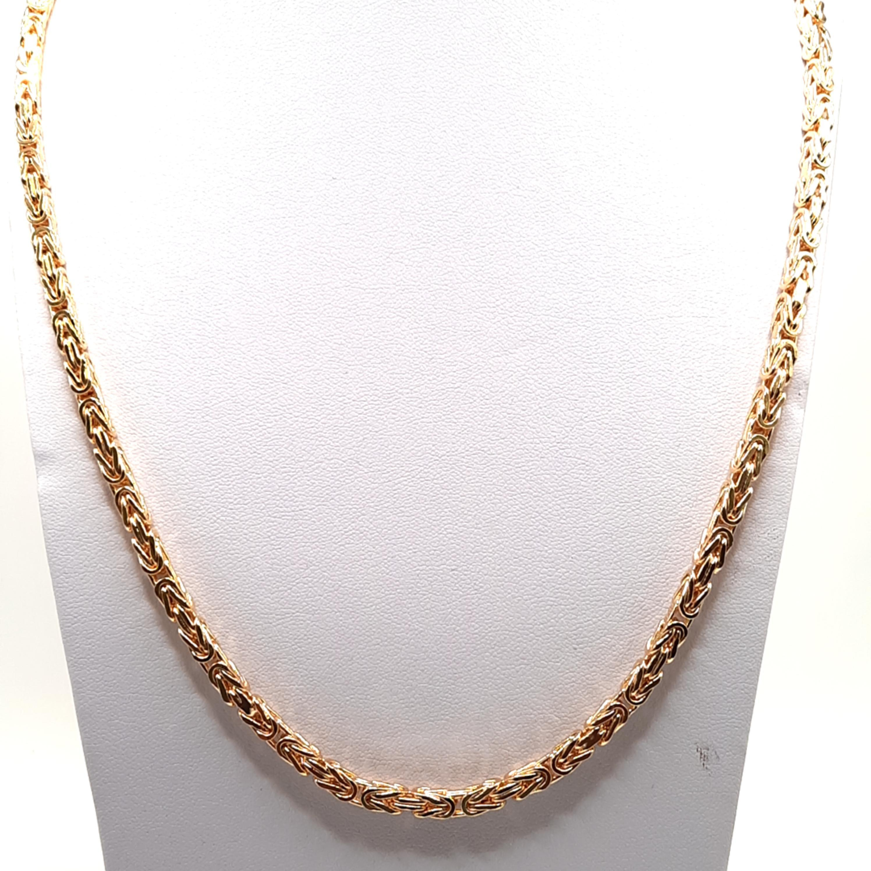 De gouden koningsketting 14kt, modelnummer BREA-000871, is een verfijnde halsketting gemaakt van 14-karaats goud met een breedte van 4,2 mm en een lengte van 60 cm. Met een gewicht van 29,14 gram straalt het luxe uit. Draag het bij formele gelegenheden of als statement piece om elke outfit te verfraaien.