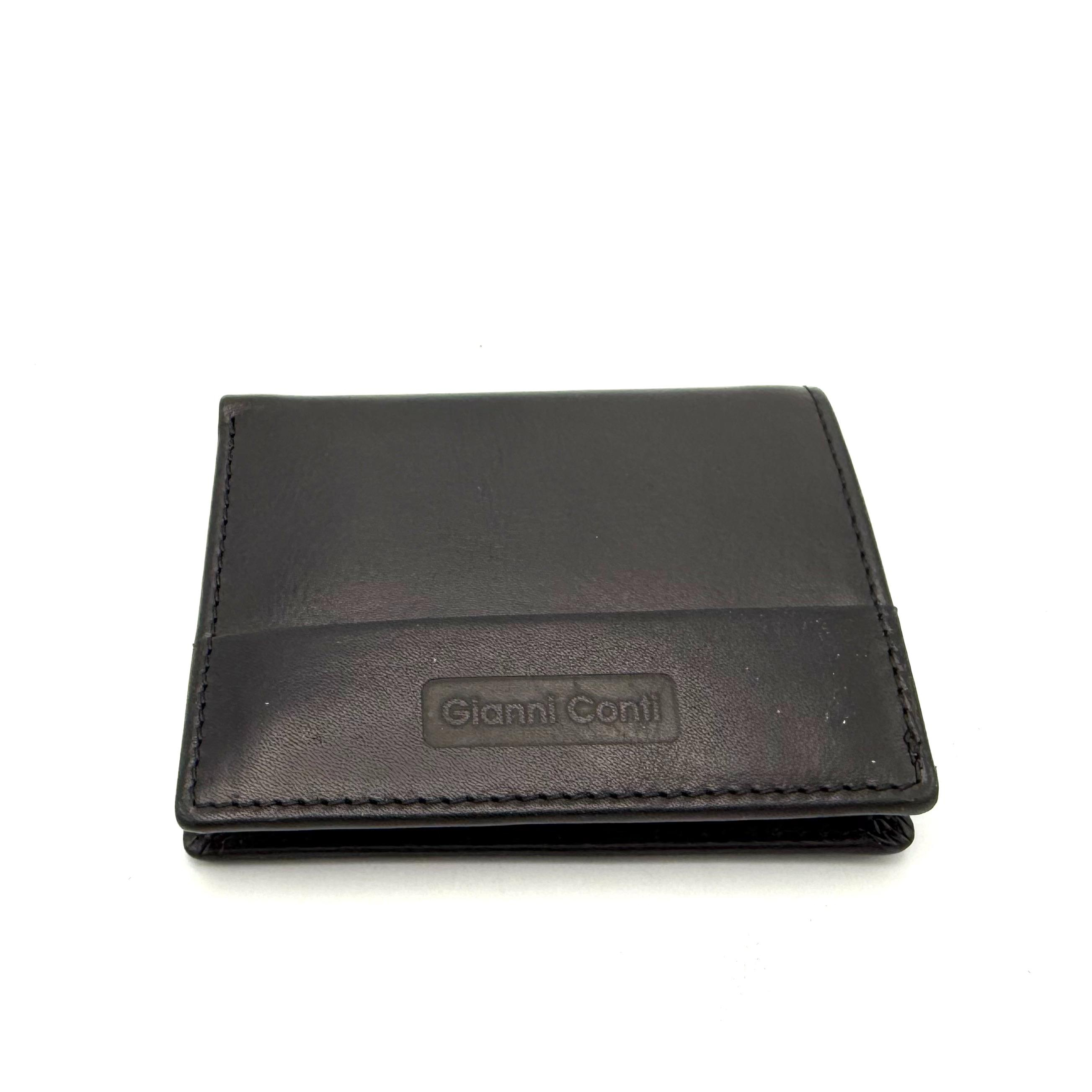 Creditcardhouder van zacht rundleer &ndash; ruimte voor 8 kaarten

Deze creditcardhouder van zacht rundleer is compact, stijlvol en praktisch. De houder biedt ruimte voor 8 creditcards en is daarnaast voorzien van een vak voor papiergeld, zodat je jouw belangrijkste betaalmiddelen overzichtelijk bij elkaar hebt.

Dankzij het slanke formaat past deze leren creditcardhouder moeiteloos in je broek- of jaszak. Het zachte rundleer voelt soepel aan en zorgt voor een luxe uitstraling en langdurig gebruik.

Afmetingen:

Hoogte: 10 cm

Breedte: 8 cm

Dikte: 0,6 cm