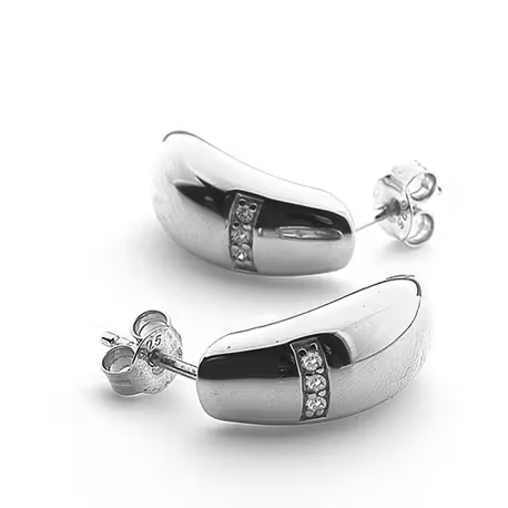 Zilveren oorstekers 'Belle' bezet met drie diamantjes, Hot Diamonds in geschenkverpakking. Mooie, stevig oorstekers elk bezet met 3 diamantjes.

De zilveren oorstekers zijn 1,8 cm lang x 6 mm breed.

DE438