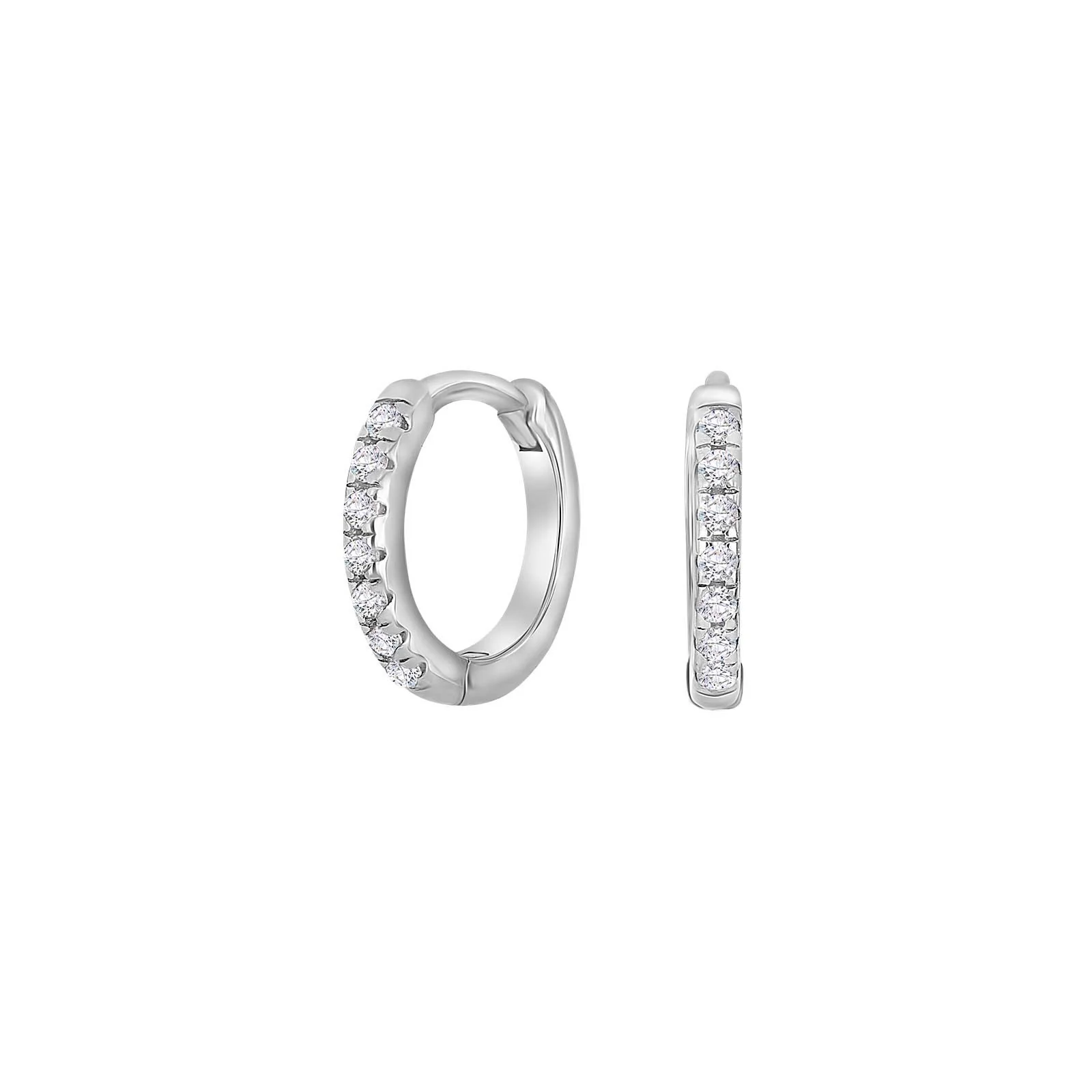 Creolen mit kubischen Zirkonia in vergoldetem Silber sind einfach etwas ganz Besonderes!
Sie kreieren ein wenig Magie f&uuml;r das Ohr, ohne zu &uuml;bertreiben. Die kubischen Zirkonia glitzern wundersch&ouml;n im Licht und k&ouml;nnen wunderbar mit weiteren Ohrringen oder Ohrsteckern kombiniert werden, um einen ganz eigenen Look zu kreieren.