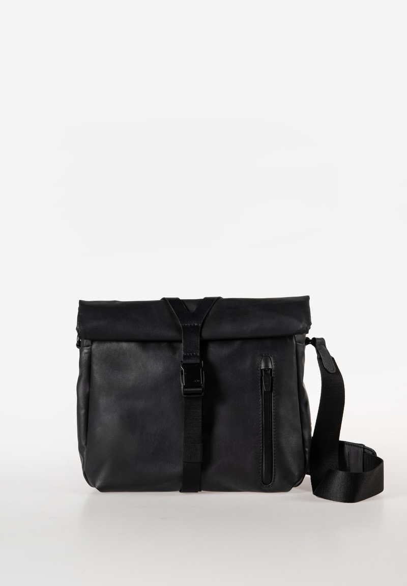 a/u by aunts & uncles &ndash; SEKI RE schoudertas (sage green)
De Seki RE schoudertas van a/u by aunts & uncles is vervaardigd uit gerecycled nylon en staat bekend om zijn lichte maar robuuste kwaliteit. De praktische rolltopsluiting met drukknopen en een steeksluiting maakt het mogelijk het volume van de tas eenvoudig te vergroten of te verkleinen, afhankelijk van jouw dagelijkse behoeften.
De karakteristieke frontband van duurzaam gelooid premium leer geeft deze rolltop schoudertas een unieke en hoogwaardige uitstraling. Het overzichtelijk ingedeelde hoofdvak beschikt over meerdere vakken en een sleutelhouder. Daarnaast is de tas voorzien van een ritsvak aan de voorzijde en een achtervak met rits voor snelle en veilige toegang tot belangrijke items. Het extra schouderpolster zorgt voor optimaal draagcomfort, ook bij langdurig gebruik.
Details
Hoofdvak met rolltop-/omslagsluiting
Sluiting met drukknopen en steekgesp
Voorvak met rits
Achtervak met rits
Binnenvak met rits
Breed steekvak, geschikt voor smartphone
Smal steekvak
Twee penlussen
Sleutelband
Verstelbare schouderband met extra schouderpolster
Eigenschappen
Kleur: sage green
Gewicht: 0,45 kg
Afmetingen: ca. 25 &times; 10 &times; 23&ndash;28 cm
Collectie: Japan RE
SEO-zoekwoorden: rolltop schoudertas, aunts & uncles tas, Seki RE, duurzame tas, gerecycled nylon tas, schoudertas sage green, regenbestendige tas, Japan RE collectie