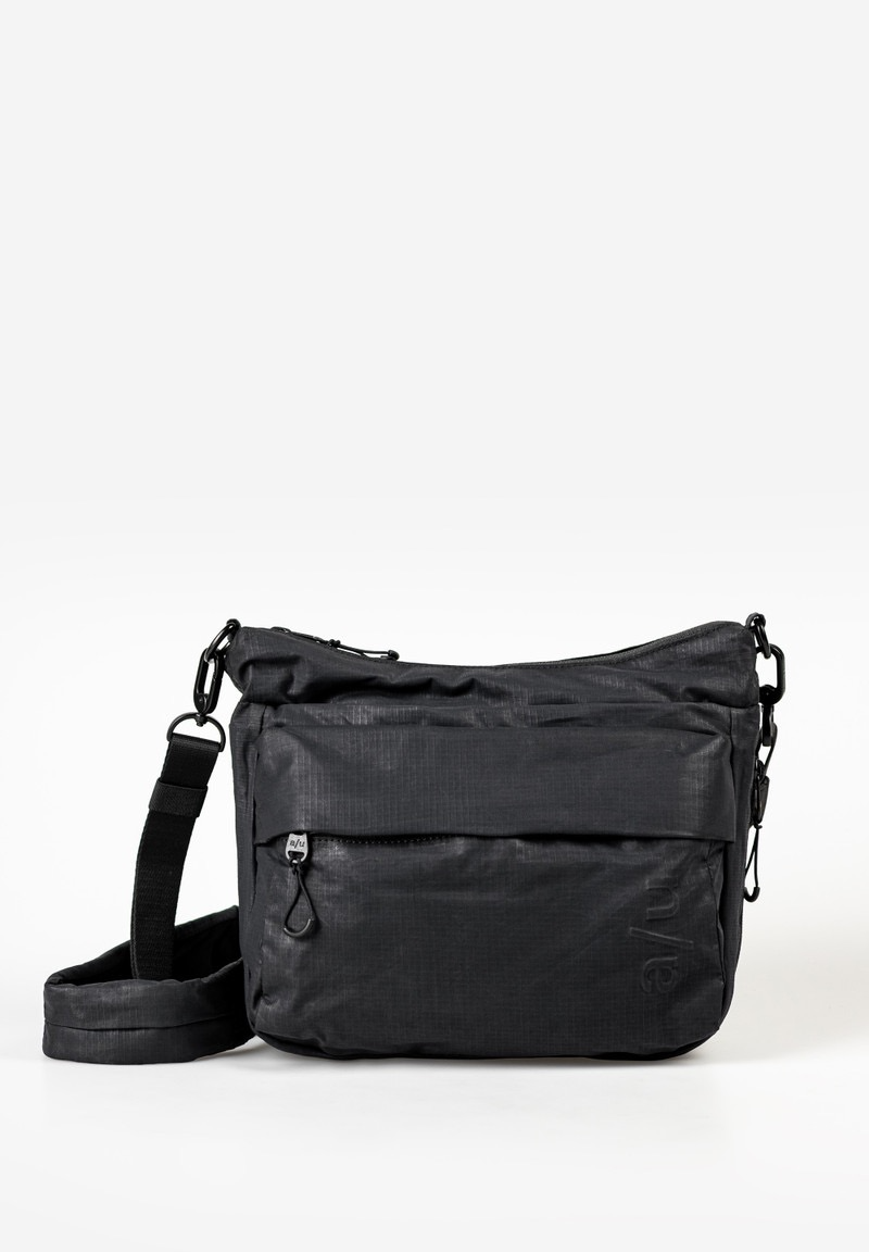 a/u by aunts & uncles &ndash; NANUKI RE LITE schoudertas (blue aura)
De Nanuki RE Lite van a/u by aunts & uncles is licht, soepel en regenbestendig en combineert compact opbergen met een modern, sportief design. De schoudertas is gemaakt van puffy, dicht geweven ripstop-materiaal van gerecycled nylon en katoen, wat zorgt voor een eigentijdse uitstraling en extra duurzaamheid.
Het hoofdvak met ritssluiting biedt voldoende ruimte voor je dagelijkse essentials en kan dankzij de rondomlopende rits eenvoudig in volume worden vergroot wanneer je onverwacht meer ruimte nodig hebt. Spullen die je snel bij de hand wilt hebben, berg je veilig op in de meerdere buitenvakken met rits. Aan de binnenzijde vind je een ritsvak, een steekvak voor je smartphone en een sleutelband. De verstelbare schouderband met zacht schouderpolster zorgt voor optimaal draagcomfort, de hele dag door.
Details
Hoofdvak met ritssluiting
Opgezette voorzak met verborgen rits
Extra voorvak met rits
Achtervak met rits
Binnenvak met rits
Steekvak aan de binnenzijde (bijv. voor smartphone)
Sleutelhouder
Uitbreidbaar volume dankzij rondomlopende rits
Subtiele a/u-reli&euml;fdruk
Verstelbare schouderband met schouderpolster
Eigenschappen
Kleur: blue aura
Gewicht: 0,46 kg
Afmetingen: ca. 28 &times; 9,5&ndash;13 &times; 21 cm
Collectie: Japan RE Lite

