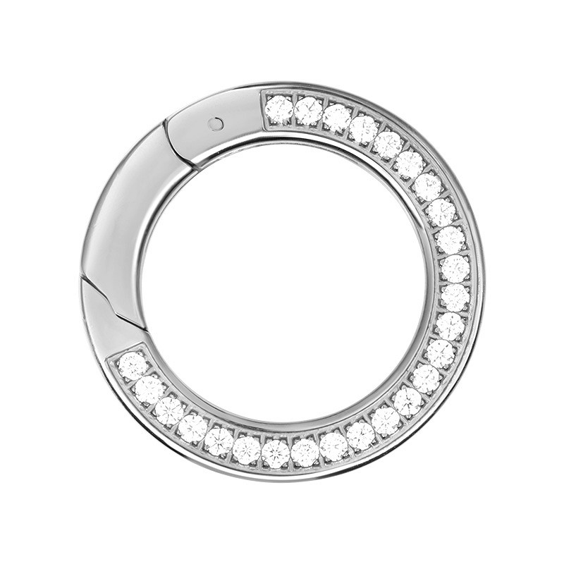 De Verbindschakel Zirconia Stone Big van iXXX Connect is gemaakt van stainless steel. Deze rondvormige sluiting kun je open en dicht doen, waardoor je meerdere sieraad onderdelen uit de Connect collectie met elkaar kunt verbinden.