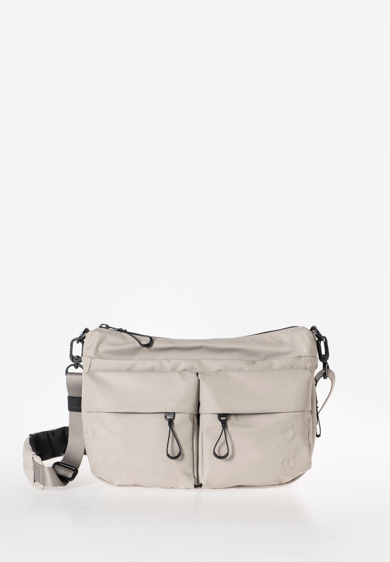 a/u by aunts & uncles &ndash; MOGAMI RE LITE schoudertas (Berry)
Net als de grotere variant Omono overtuigt de Mogami RE Lite van a/u by aunts & uncles met overzichtelijke opbergruimte in een zachte, knuffelbare vorm. Deze regenbestendige schoudertas is gemaakt van lichtgewicht, gerecycled nylon en combineert functionaliteit met een moderne, sportieve uitstraling. Het puffed design geeft elke outfit een casual en eigentijdse touch.
Het hoofdvak met ritssluiting biedt voldoende ruimte voor je dagelijkse essentials. Dankzij meerdere buitenste ritsvakken heb je belangrijke items altijd snel bij de hand. Met de rondomlopende rits vergroot je het volume van de tas eenvoudig wanneer je extra ruimte nodig hebt. Ideaal voor dagelijks gebruik, onderweg of tijdens citytrips.
Details
Hoofdvak met ritssluiting
Ritsvak aan de voor- en achterzijde
Twee opgezette voorvakken met verborgen rits
Binnenvak met rits
Steekvak aan de binnenzijde (bijv. voor smartphone)
Sleutelhouder
Uitneembaar extra etui met ritssluiting
Uitbreidbaar volume dankzij rondomlopende rits
Subtiele a/u-reli&euml;fdruk
Verstelbare schouderband met schouderpolster
Eigenschappen
Kleur: Berry
Gewicht: 0,43 kg
Afmetingen: ca. 30 &times; 10&ndash;14 &times; 20 cm
Collectie: Japan RE Lite