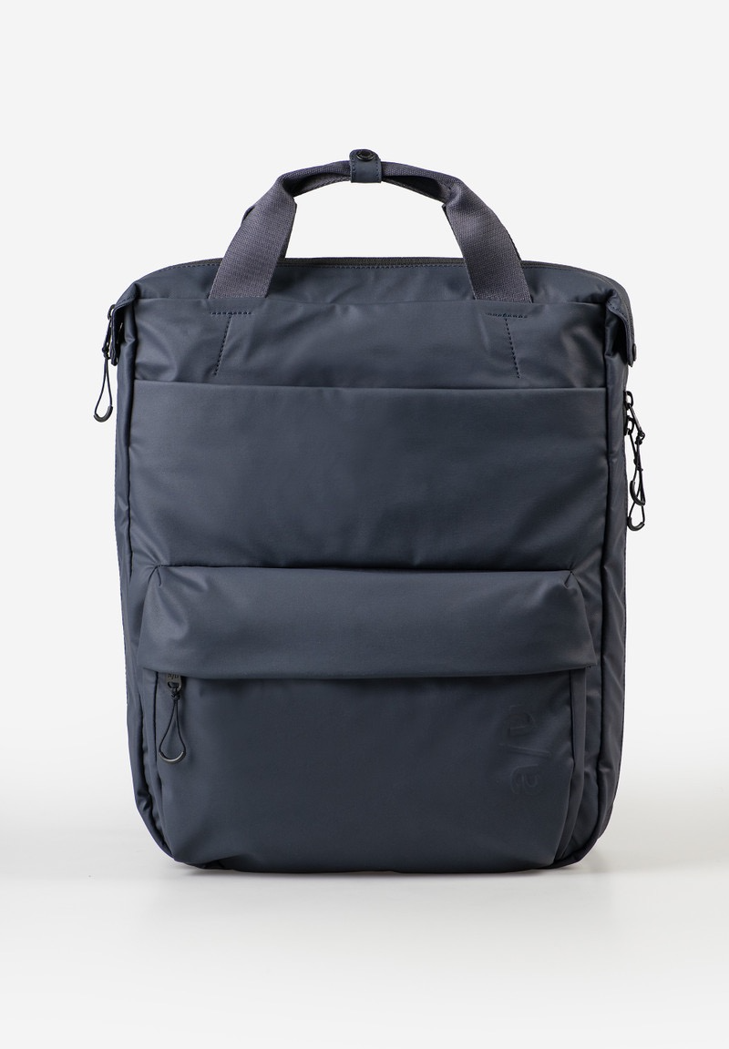 a/u by aunts & uncles &ndash; SAGAMI RE LITE rugzak
Ruim, licht en kan tegen een regenbui : de Sagami RE Lite van a/u by aunts & uncles is een functionele rugzak met een strak, minimalistisch design. Gemaakt van gerecycled nylon is deze rugzak niet alleen duurzaam, maar ook bijzonder licht en slijtvast. Perfect voor dagelijks gebruik, werk, school of onderweg.
Het ruime hoofdvak met ritssluiting biedt overzichtelijke opbergruimte en is geschikt voor DIN A4-formaat. Wanneer je extra ruimte nodig hebt, vergroot je het volume eenvoudig dankzij de rondomlopende rits. Spullen die je snel bij de hand wilt hebben, berg je veilig op in de meerdere verborgen ritsvakken aan de buitenzijde. Binnenin vind je een gepolsterd laptopvak, een smartphonevak, een sleutelband en een uitneembaar extra etui. De korte handgrepen met drukknoplus maken de rugzak ook prettig om in de hand te dragen.
Details
Rugzak van slijtvast voering materiaal van gerecycled nylon
Hoofdvak met ritssluiting, geschikt voor DIN A4
Opgezette voorzak met verborgen rits
Extra verborgen ritsvak aan de voorzijde
Steekvak (bijv. voor smartphone)
Gevoerd laptopvak met klittenbandsluiting
Sleutelhouder
Uitneembaar extra tasje
Korte handgrepen met druk knop lus
Uitbreidbaar volume dankzij rondom lopende rits
Subtiele a/u-reli&euml;fdruk
Eigenschappen
Kleur: outer space
Gewicht: 0,75 kg
Afmetingen: ca. 31 &times; 11&ndash;15,5 &times; 40 cm
Collectie: Japan RE Lite
