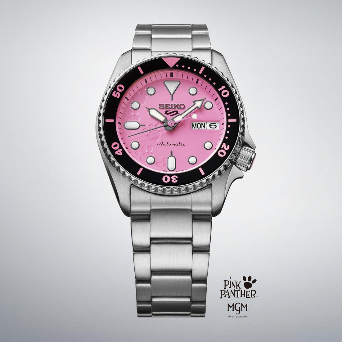 De Seiko 5 Sport Pink Panther Limited Edition, modelnummer SRPM07K1, is een stijlvolle horloge. Met een roze wijzerplaat, zilverkleurige roestvrijstalen kast en band, is het perfect voor dagelijks gebruik. Dit automatisch horloge heeft een analoge weergave, datumaanduiding en saffier gecoat glas. Draag hem als een statement piece voor elke gelegenheid. Waterdichtheid tot niveau 3.