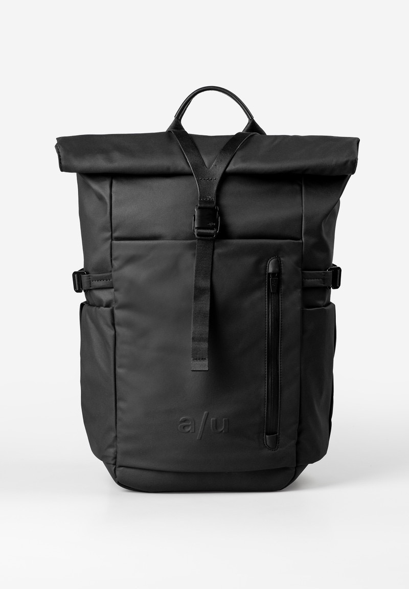 a/u by aunts & uncles &ndash; TOKACHI RE rugzak (sage green)
De Tokachi RE van a/u by aunts & uncles combineert een lichte, soepele vorm met een doordacht en avontuurlijk design. Deze weerbestendige rugzak is gemaakt van gerecycled nylon en afgewerkt met applicaties en een bodem van zorgvuldig gelooid premium leer, wat zorgt voor een karaktervolle en tijdloze uitstraling. Tokachi RE is de grotere variant van de Tama RE en ideaal voor dagelijks gebruik, werk, reizen en outdooractiviteiten.
Het flexibele hoofdvak met rolltopsluiting maakt het mogelijk het volume eenvoudig uit te breiden of te comprimeren. Voor optimale organisatie beschikt de rugzak over een gepolsterd tablet-/notebookvak (13 inch), diverse binnen- en buitenvakken, penlussen en een sleutelband. De ergonomisch gevormde, gevoerde schouderbanden en de gepolsterde rugzijde garanderen hoog draagcomfort, zelfs bij langere draagmomenten.
Details
Hoofdvak met rolltop-/omslagsluiting
Sluit met drukknopen en leren band met steekgesp
Voorvak met rits
Klein ritsvak aan de zijkant
Binnenvak met rits
Zijvak voor fles of paraplu
Ergonomisch gepolsterde rugzijde
Gevoerd tablet-/laptopvak (13 inch) met klittenbandsluiting
Groot steekvak + extra steekvak (bijv. voor smartphone)
Twee penlussen
Sleutelhouder
Handgreep
Verstelbare, gevoerde schouderbanden
Uitbreidbaar en comprimeerbaar volume
Regenbestendige ritsen
Slijtvast voeringmateriaal van gerecycled nylon
Subtiele a/u-reli&euml;fdruk
Premium leren details
Eigenschappen
Kleur: sage green
Gewicht: 0,76 kg
Afmetingen: ca. 26 &times; 15 &times; 41&ndash;47 cm
Collectie: Japan RE