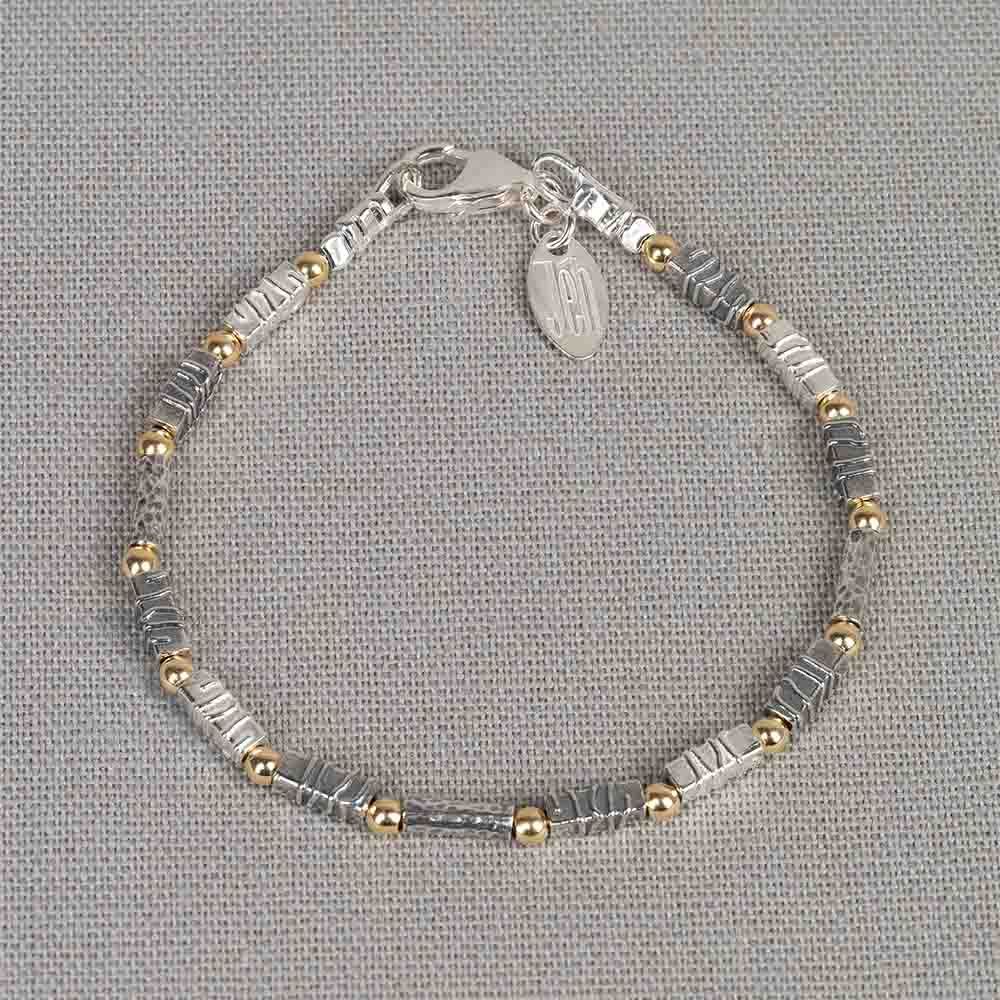 Armband gemaakt van 925 sterling zilver, geoxideerd zilver en Goldfilled. De schakels hebben allemaal een unieke stuctuur, wat deze armband zo bijzonder maakt.