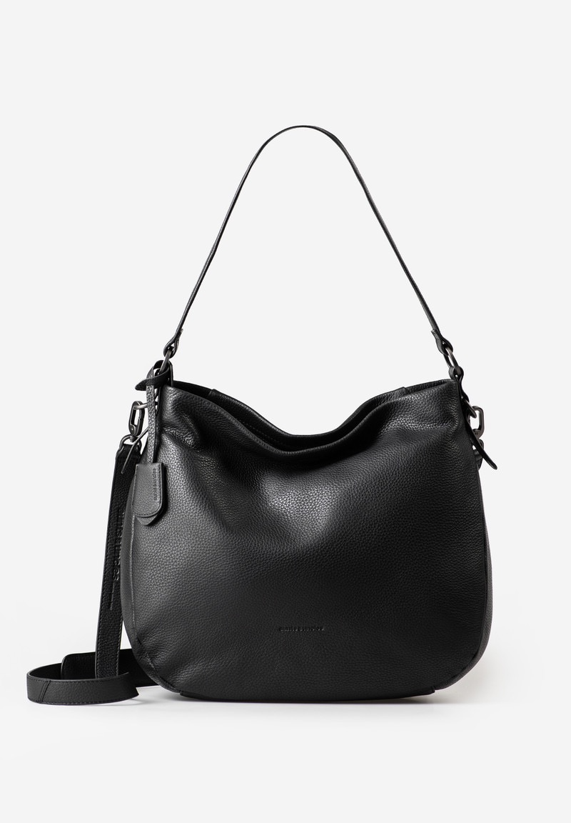 aunts & uncles &ndash; DARLING schoudertas (chalk)
Darling van aunts & uncles is jouw nieuwe favoriete tas en combineert een klassiek silhouet met zacht, soepel vallend leer. Deze elegante schoudertas is gemaakt van knautschig, boterzacht generfd leer en straalt tijdloze luxe uit. Dankzij het ruime formaat is Darling perfect voor dagelijks gebruik, werk of een dag in de stad.
Het ruime hoofdvak met ritssluiting biedt plaats aan onder andere tijdschriften en documenten in A4-formaat. Binnenin vind je diverse steekvakken, een sleutelband en een uitneembaar extra etui voor kleine losse items. Naast de brede schouderband is de tas voorzien van een afneembare en verstelbare schouderriem, die met twee karabijnhaken wordt bevestigd en de tas een sportief-elegante uitstraling geeft. Als stijlvol detail wordt Darling geleverd met een leren adreslabel.
Details
Hoofdvak met ritssluiting
Achtervak met rits en extra ritsbeveiliging
Binnenvak met rits
Groot steekvak (bijv. voor smartphone)
Kaartvak
Twee penlussen
Uitneembaar extra tasje met rits
Sleutelhouder
Afneembaar leren adreslabel
Geschikt voor DIN A4-formaat
Eigenschappen
Kleur: chalk
Gewicht: 0,72 kg
Afmetingen: ca. 33 &times; 10,5 &times; 30 cm
Collectie: Philocalists