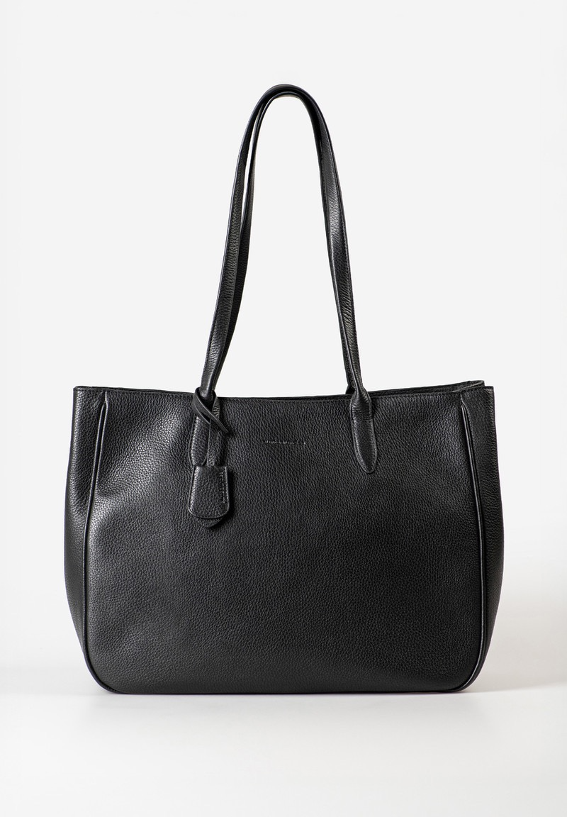 aunts & uncles &ndash; MADAM shopper (chalk)
Tijdloos design voor elke dag: de Madam shopper van aunts & uncles combineert elegante eenvoud met ruime opbergmogelijkheden. Deze stijlvolle shopper is vervaardigd uit zacht nappaleer en biedt volop ruimte voor al je dagelijkse essentials, boodschappen, documenten of A4-formaat tijdschriften. Perfect voor gebruik op kantoor, tijdens het shoppen of onderweg.
Het hoofdvak met ritssluiting is praktisch en veilig en wordt extra gefixeerd met drukknopen. Dankzij een verstelbare band aan de binnenzijde kan de breedte van de tas eenvoudig worden aangepast aan jouw behoeften. Binnenin vind je een uitneembaar extra etui, een sleutelband en diverse vakken voor optimale organisatie. De stevige hengsels zorgen voor comfortabel draaggemak, terwijl het afneembare leren adreslabel een stijlvol detail toevoegt.
Details
Hoofdvak met ritssluiting en drukknopbevestiging
Binnenvak met rits
Groot steekvak (bijv. voor smartphone)
Kaartvak
Uitneembaar extra tasje
Sleutelhouder
Afneembaar leren adreslabel
Geschikt voor DIN A4-formaat
Stevige hengsels met bevestigingslus
Zijdevolume uitbreidbaar
Eigenschappen
Kleur: chalk
Gewicht: 0,87 kg
Afmetingen: ca. 42 &times; 17 &times; 29 cm
Collectie: Philocalists
