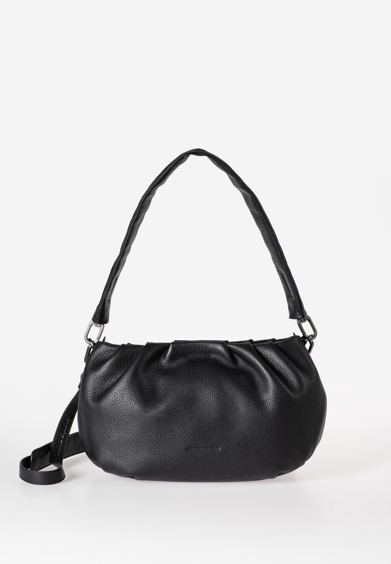 aunts & uncles &ndash; PEARL schoudertas (chalk)
De Pearl schoudertas van aunts & uncles combineert casual elegantie met een vrouwelijke uitstraling. De tas is gemaakt van hoogwaardig generfd leer met een uitzonderlijk zachte, soepele structuur, wat zorgt voor een luxe en comfortabele feel. Dankzij de brede bodem heeft Pearl een volumineus design met verrassend veel opbergruimte, ideaal voor dagelijks gebruik.
Het overzichtelijk ingedeelde interieur beschikt over meerdere steekvakken, een sleutelband en een uitneembaar extra etui, zodat al je essentials netjes georganiseerd blijven. De subtiele plooien geven de tas een verfijnde, moderne look. Pearl wordt geleverd met zowel een brede, afneembare schouderband als een verstelbare crossbodyriem met schouderpolster, waardoor je de tas moeiteloos aanpast aan elke gelegenheid.
Details
Hoofdvak met ritssluiting
Binnenvak met rits
Groot steekvak (bijv. voor smartphone)
Sleutelhouder
Uitneembaar extra tasje
Brede, afneembare schouderband
Afneembare, verstelbare schouderriem met schouderpolster
Lichtgekleurde voering voor goed overzicht
Stofzak voor veilige opberging
Eigenschappen
Kleur: chalk
Gewicht: 0,54 kg
Afmetingen: ca. 32 &times; 10 &times; 18,5 cm
Collectie: Philocalists