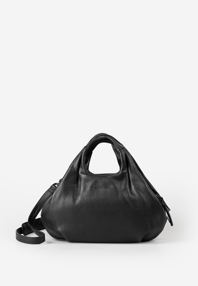 aunts & uncles &ndash; BEAUTY schoudertas (blue aura)
Ontdek de Beauty van aunts & uncles &ndash; een tas die haar naam eer aandoet! Met haar volumineuze, organische design en knautschig, generfd leer is deze tas een echte blikvanger die elk outfit een extra touch geeft. Draag Beauty als zachte, aansluitende schoudertas voor dagelijks gebruik of als elegante handtas voor speciale gelegenheden.
Het hoofdvak met dubbele ritssluiting (two-zipper) biedt royaal opbergruimte. Binnenin vind je twee ritsvakken, een kaartenvak en een praktische sleutelhouder. Het uitneembare extra etui met ritssluiting is ideaal voor kleine losse items die je onderweg bij de hand wilt hebben. De verstelbare riem, bevestigd met twee karabijnhaken, geeft de tas een sportief-elegante uitstraling, terwijl de twee korte handgrepen extra draagopties bieden.
Details
Hoofdvak met tweewegrits
Twee binnenvakken met ritssluiting
Kaartenvak
Sleutelhouder
Uitneembaar extra tasje met ritssluiting
Twee korte handgrepen
Afneembare, verstelbare schouderriem
Lichtgekleurde voering
Stofzak voor veilige opberging
Eigenschappen
Kleur: blue aura
Gewicht: 0,58 kg
Afmetingen: ca. 29 &times; 12 &times; 19 cm
Collectie: Philocalists
