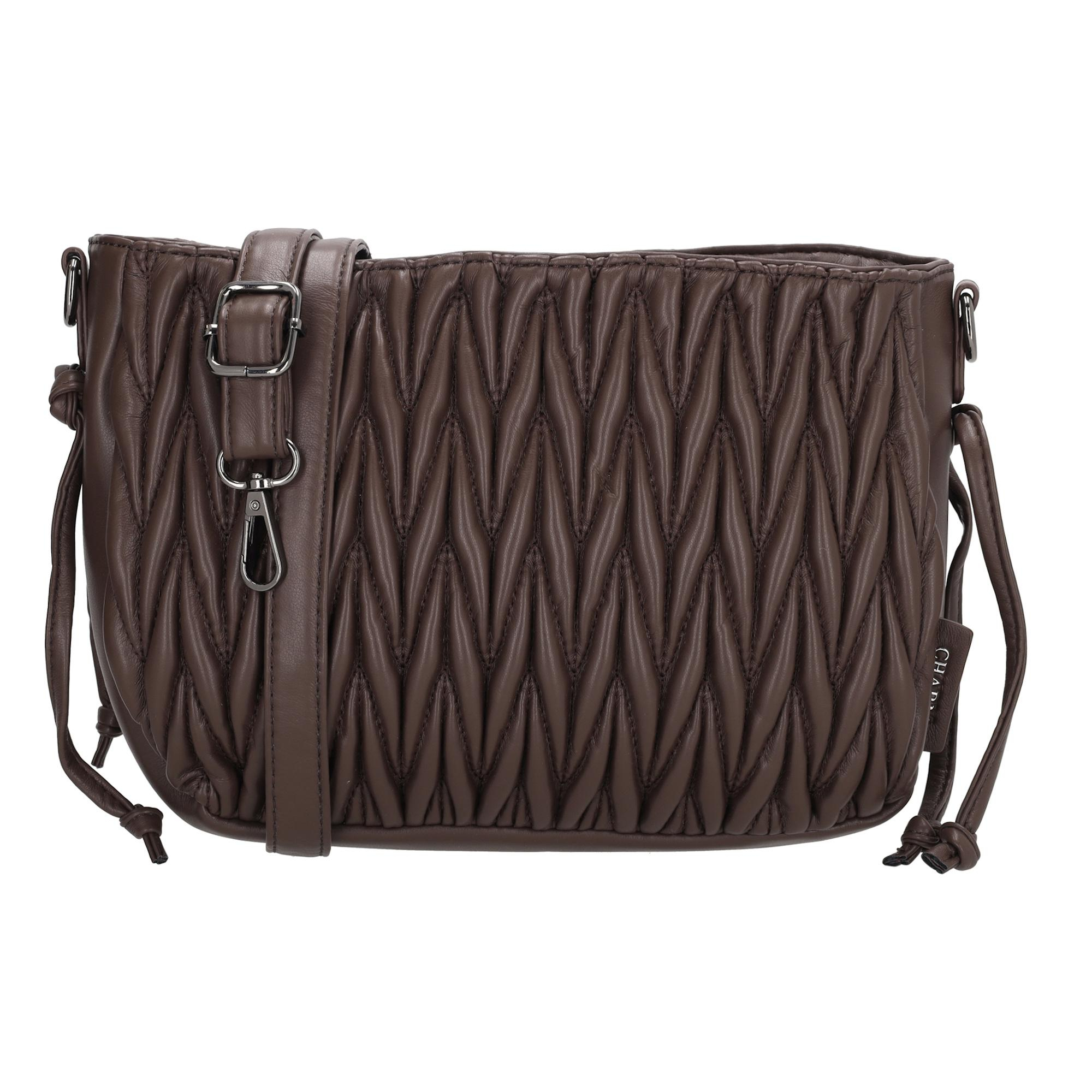 De Charm London West End Crossbodytas is een stijlvolle en praktische schoudertas die perfect is voor dagelijks gebruik. Dankzij het compacte formaat en de elegante uitstraling past deze tas moeiteloos bij elke outfit.

Binnenin vind je een ritsvak en een apart vakje voor je telefoon, zodat je je spullen netjes kunt opbergen. De tas is voorzien van een verstelbare en afneembare schouderband, waardoor je hem gemakkelijk kunt dragen zoals jij dat wilt, als crossbody of over de schouder.


Kenmerken:
&bull; Schoudertas met ritssluiting
&bull; Binnenvak met rits en apart telefoonvak
&bull; Verstelbare en afneembare schouderband
&bull; Compact en elegant ontwerp, ideaal voor dagelijks gebruik

