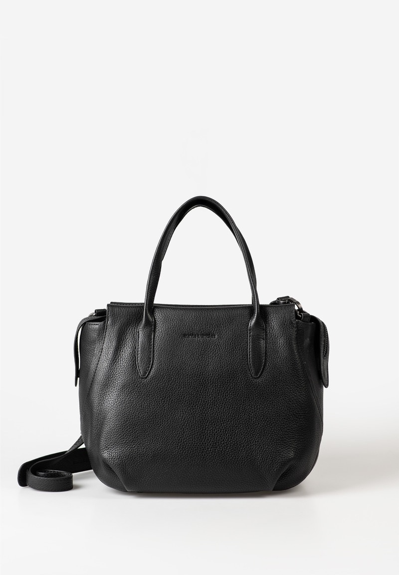 aunts & uncles &ndash; PRECIOUS handtas (green tea)
Ontdek Precious van aunts & uncles &ndash; een perfect georganiseerde handtas van zacht, knautschig nappaleer met een elegant, tijdloos design. Dankzij de praktische twee-weg ritssluiting, die veilig aan de tas kan worden bevestigd, blijft alles goed op zijn plek terwijl je de tas moeiteloos opent en sluit.
Het overzichtelijk ingedeelde interieur beschikt over meerdere vakken en een sleutelhouder, zodat al je essentials netjes georganiseerd blijven en altijd binnen handbereik zijn. Voor extra opbergruimte is er een uitneembaar extra etui, terwijl een ritsvak aan de achterkant de praktische indeling compleet maakt. Dankzij de afneembare, verstelbare schouderriem met polster en stevige handgrepen is Precious comfortabel te dragen, zowel over de schouder als in de hand.
Details
Hoofdvak met twee-weg ritssluiting
Ritsvak aan de achterkant met extra beveiliging
Hoofdvak onderverdeeld door groot ritsvak
Groot steekvak (bijv. voor smartphone)
Extra binnenvak met ritssluiting
Kaartenvak
Sleutelhouder
Uitneembaar extra tasje
Stevige handgrepen
Afneembare, verstelbare schouderriem met polster
Eigenschappen
Kleur: green tea
Gewicht: 0,58 kg
Afmetingen: ca. 31 &times; 14 &times; 23 cm
Collectie: Philocalists
